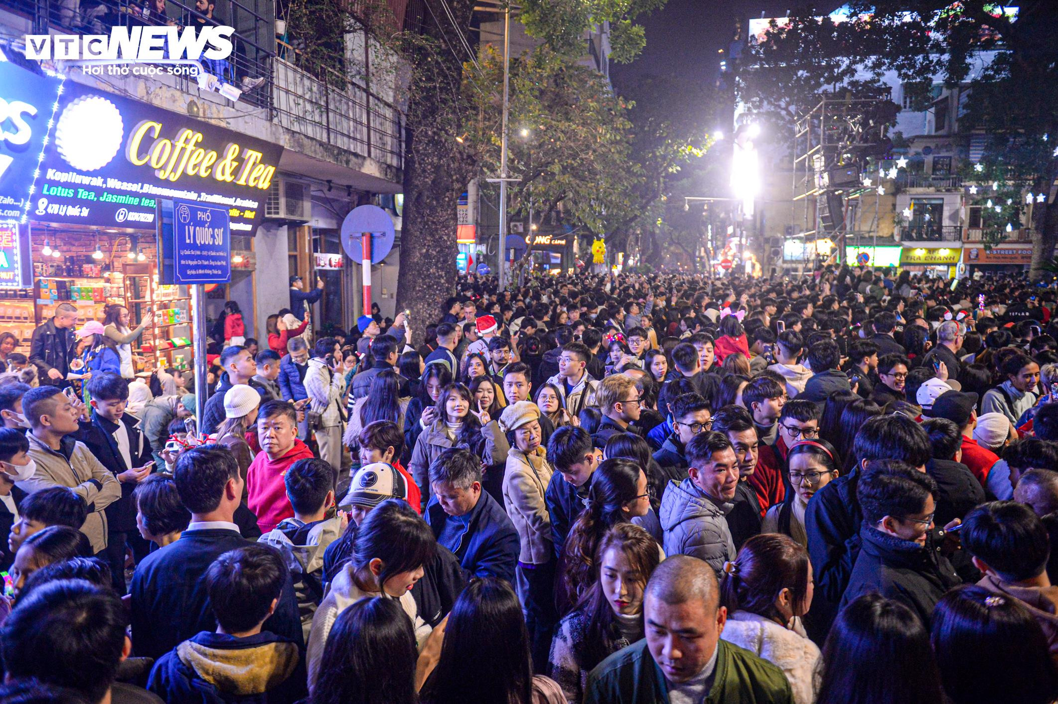 Trẻ nhỏ bơ phờ, ngồi trên lưng bố mẹ vượt biển người đêm Giáng sinh - 17