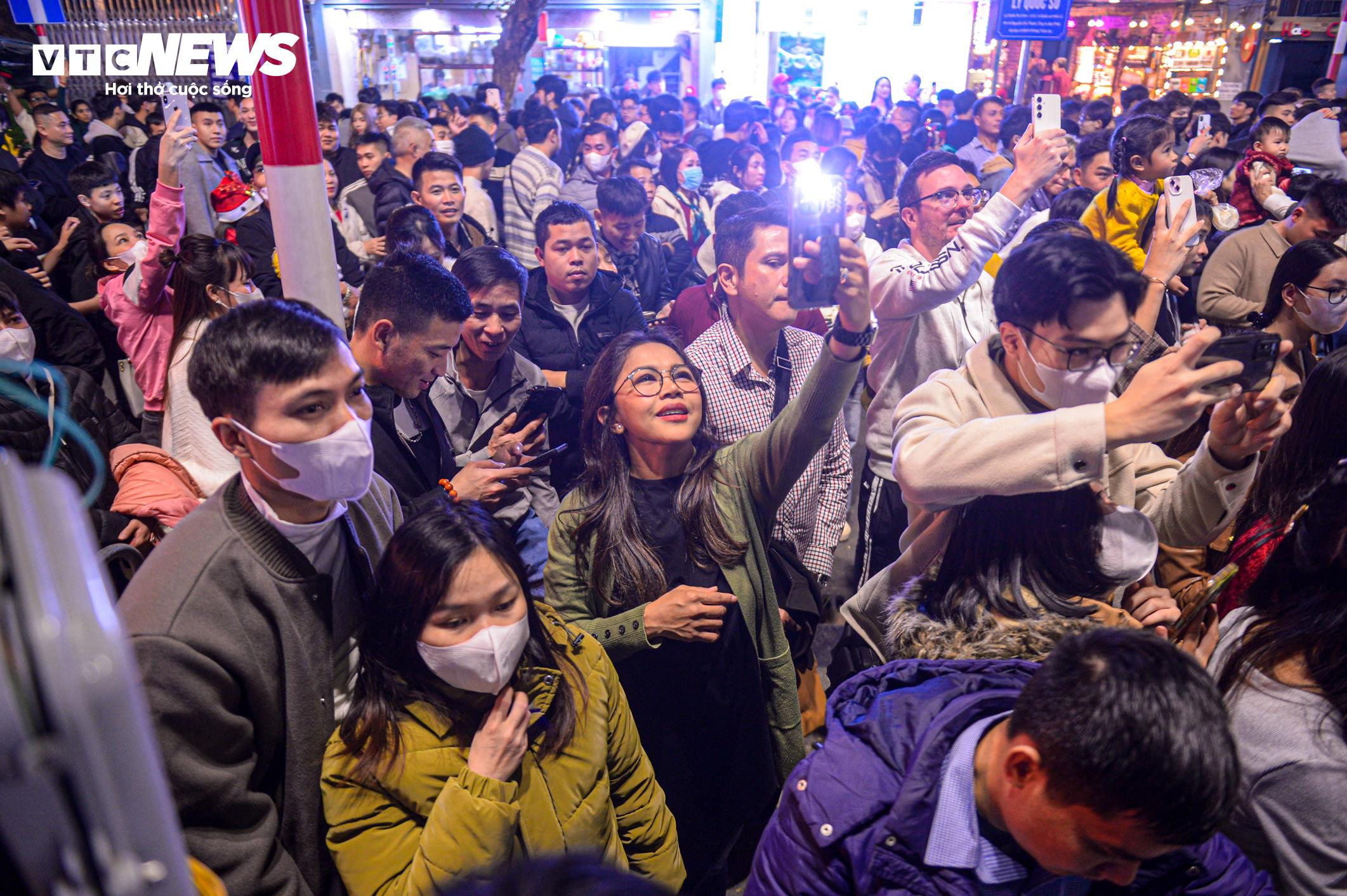 Trẻ nhỏ bơ phờ, ngồi trên lưng bố mẹ vượt biển người đêm Giáng sinh - 15