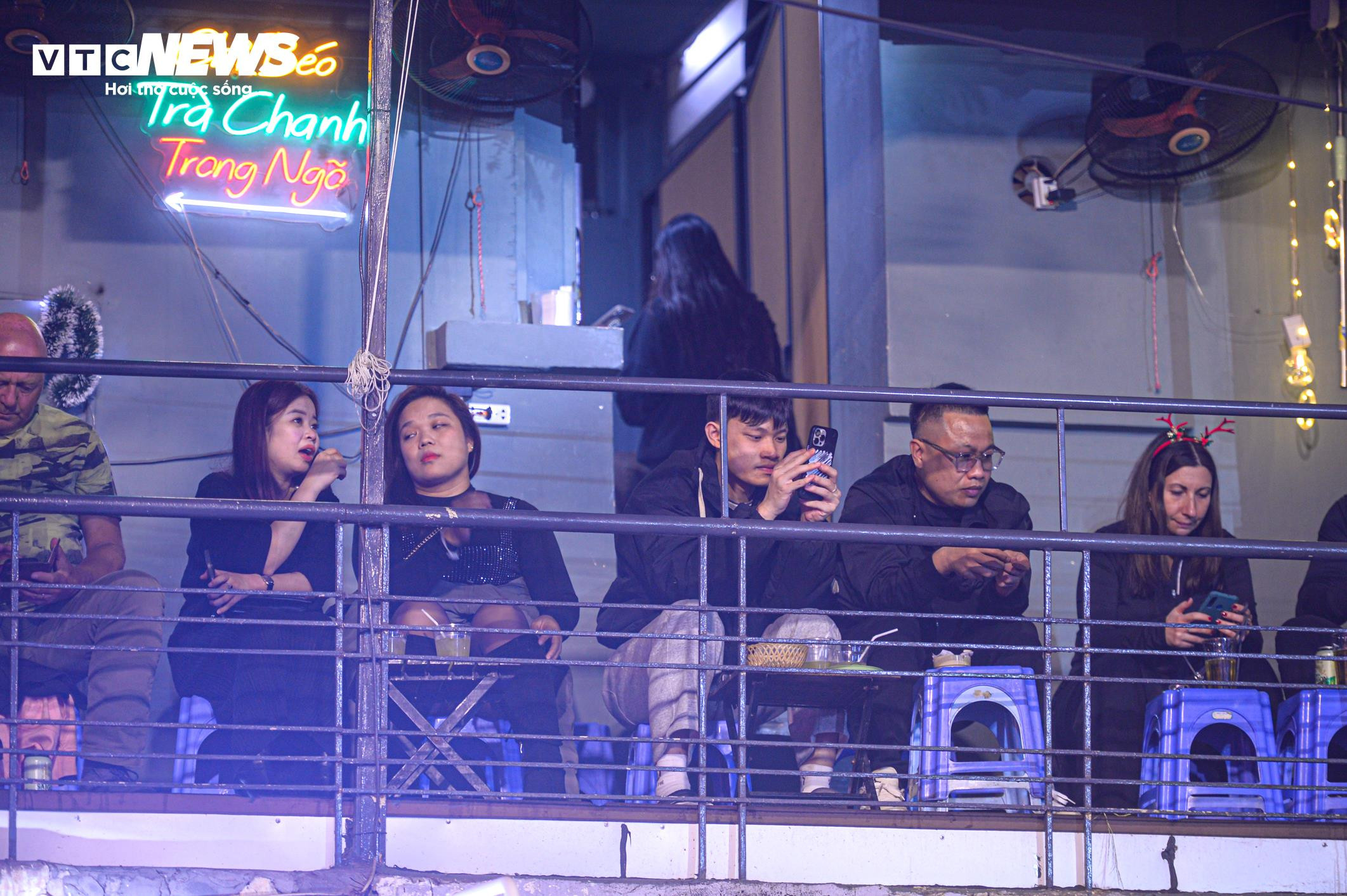 Trẻ nhỏ bơ phờ, ngồi trên lưng bố mẹ vượt biển người đêm Giáng sinh - 4