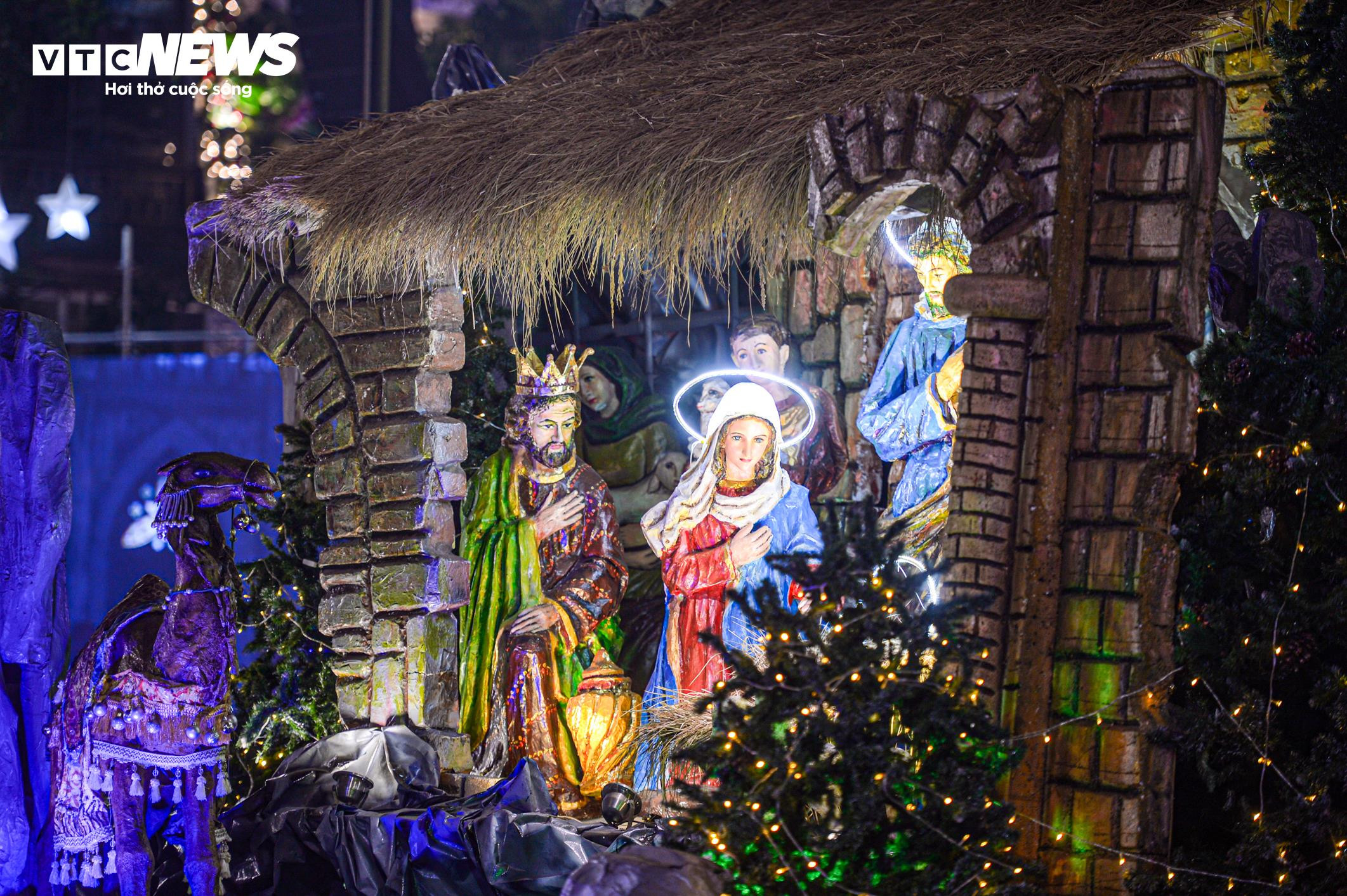 Trẻ nhỏ bơ phờ, ngồi trên lưng bố mẹ vượt biển người đêm Giáng sinh - 2