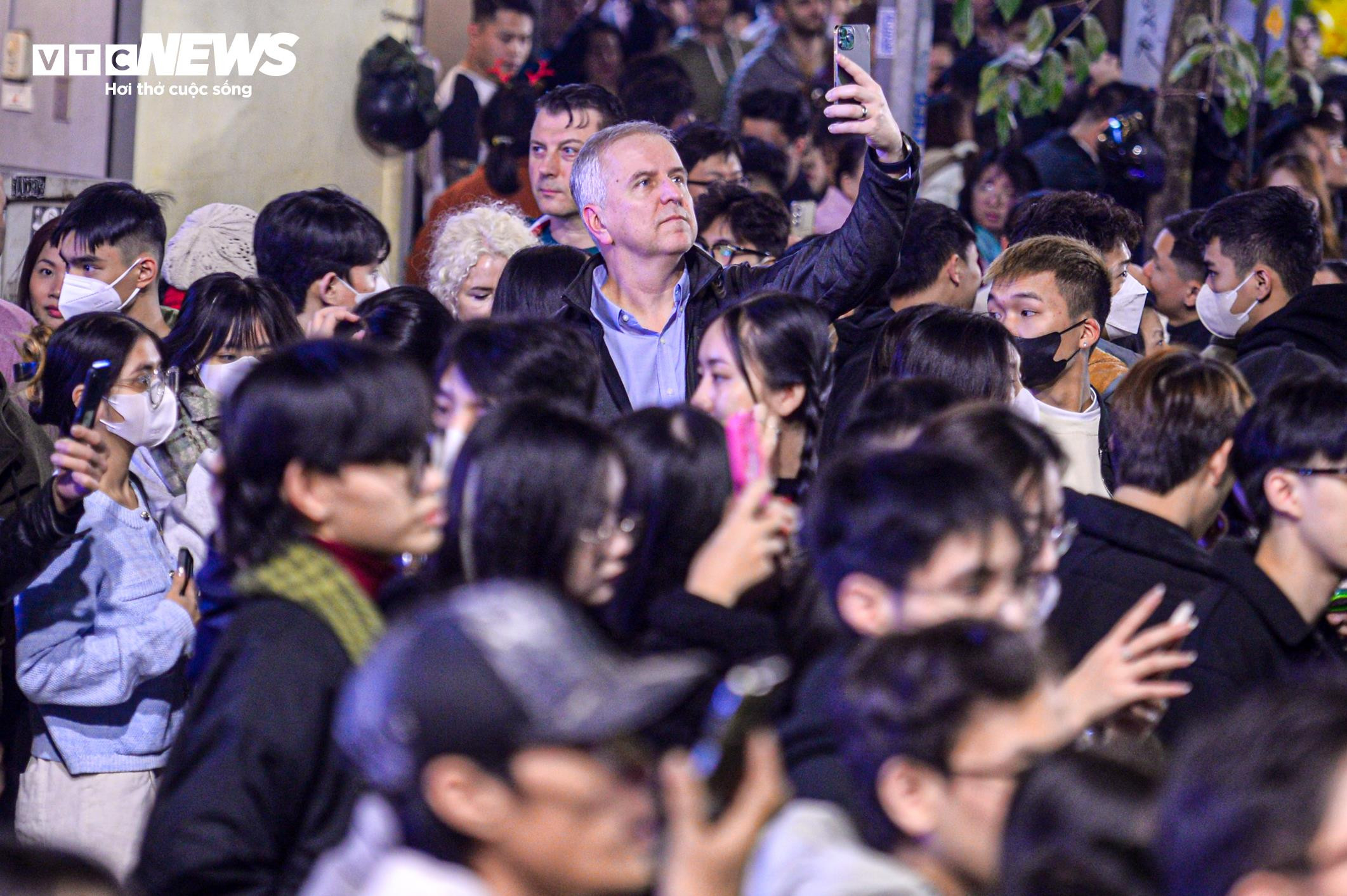 Trẻ nhỏ bơ phờ, ngồi trên lưng bố mẹ vượt biển người đêm Giáng sinh - 14