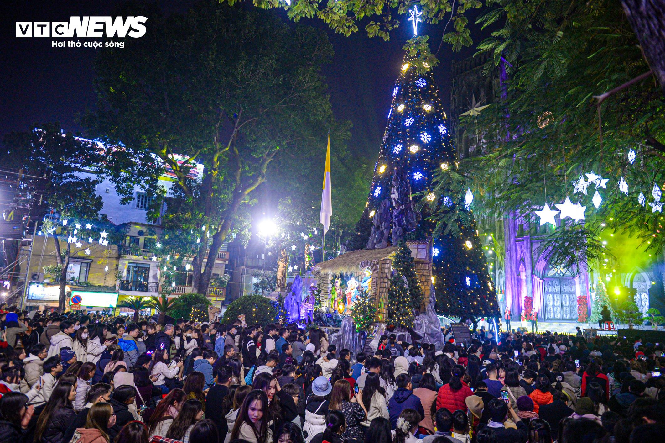 Trẻ nhỏ bơ phờ, ngồi trên lưng bố mẹ vượt biển người đêm Giáng sinh - 1