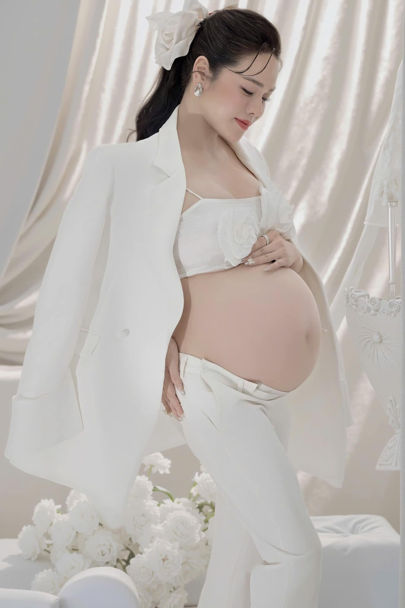 Sao Việt 28/12: Đặng Thu Thảo đẹp rực rỡ, Trịnh Kim Chi tình tứ bên ông xã - 8