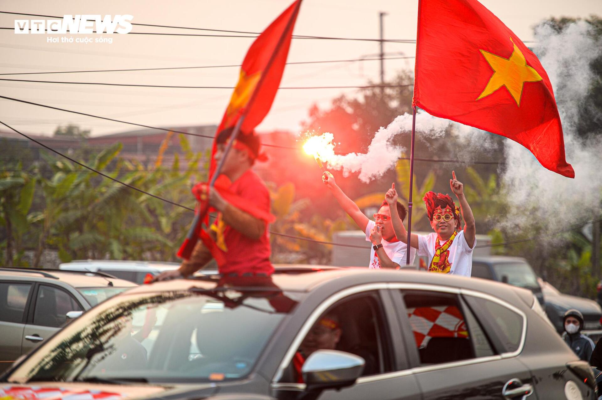 CĐV rực sắc đỏ quanh sân Việt Trì, chờ tuyển Việt Nam vào chung kết AFF Cup 2024 - 3