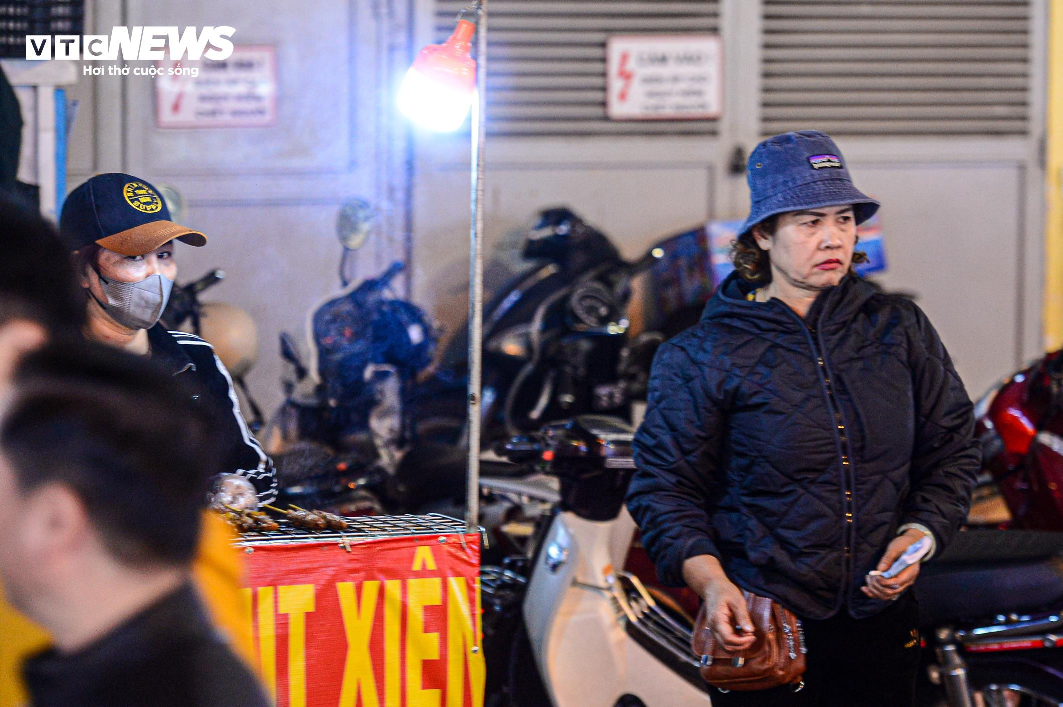 Phố phường Hà Nội tắc cứng trước thời khắc giao thừa năm mới 2025 - 10