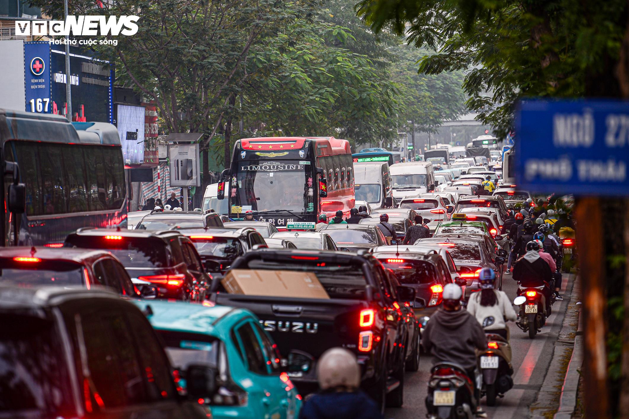 Phố phường Hà Nội tắc cứng trước thời khắc giao thừa năm mới 2025 - 2