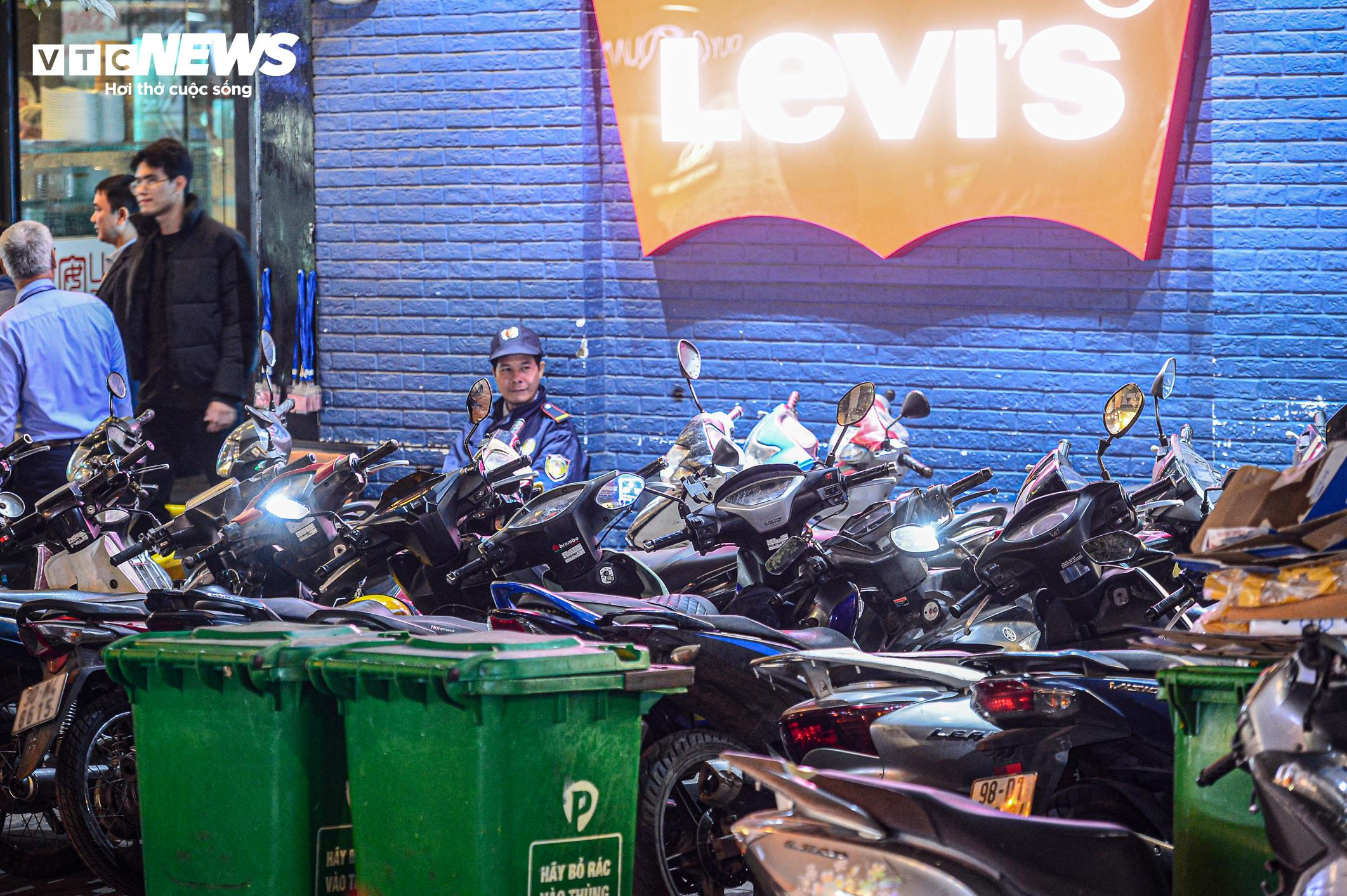 Phố phường Hà Nội tắc cứng trước thời khắc giao thừa năm mới 2025 - 9