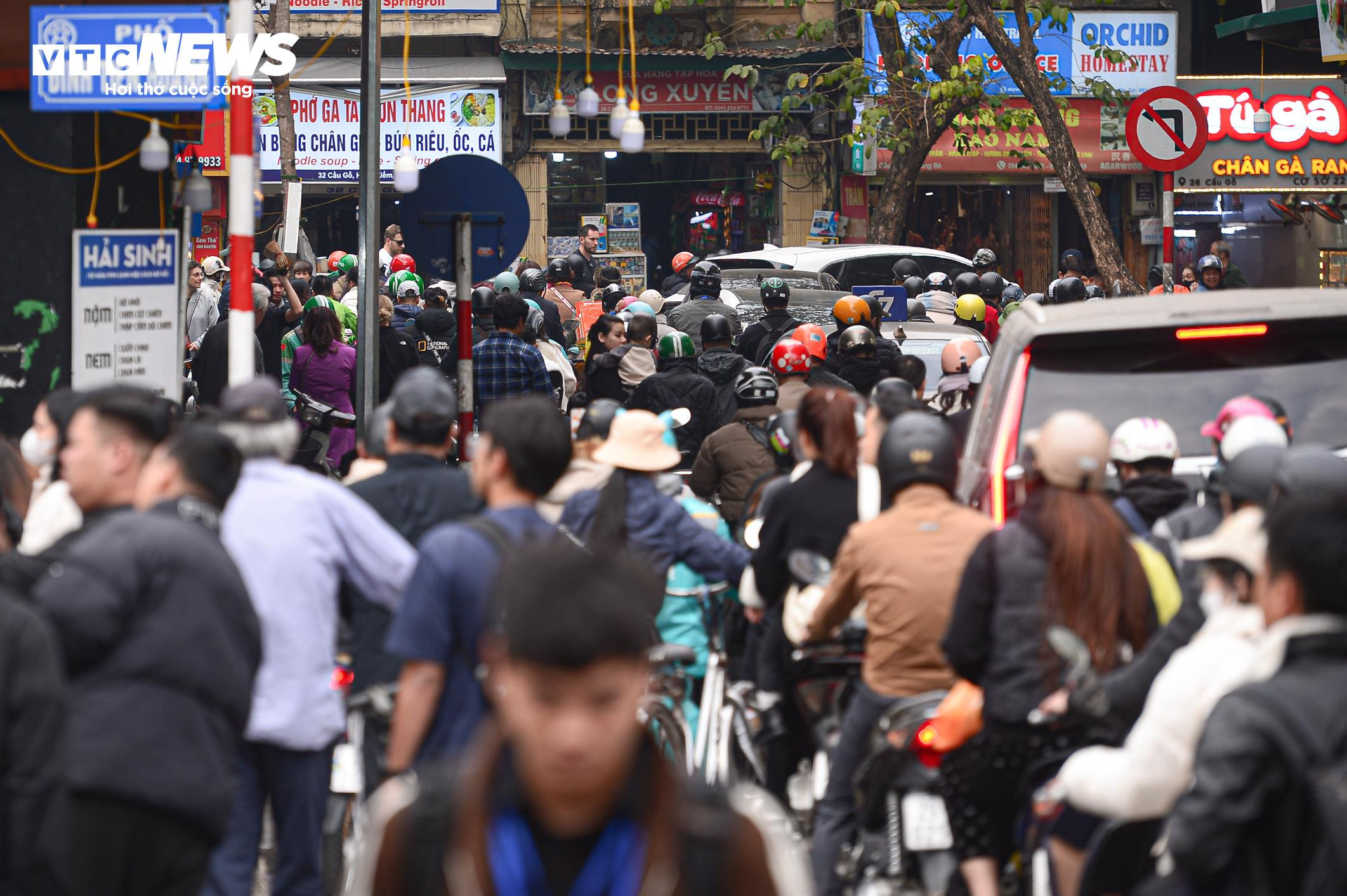 Giới trẻ xuống phố từ trưa chờ xem countdown và pháo hoa chào năm mới 2025 - 9