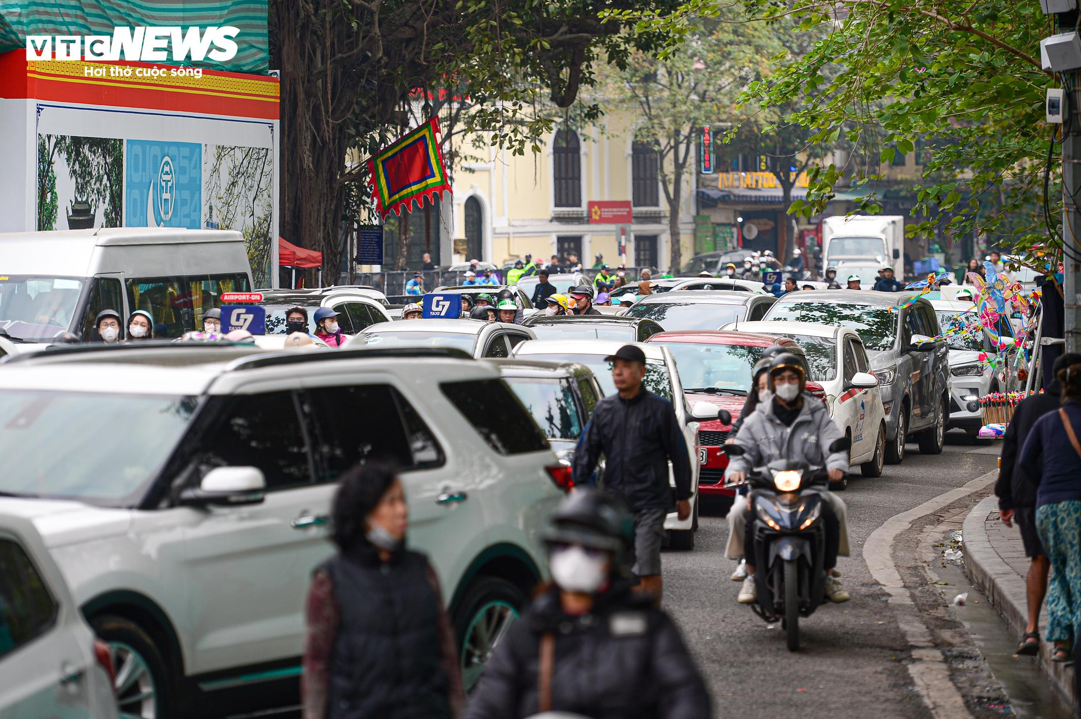 Giới trẻ xuống phố từ trưa chờ xem countdown và pháo hoa chào năm mới 2025 - 10