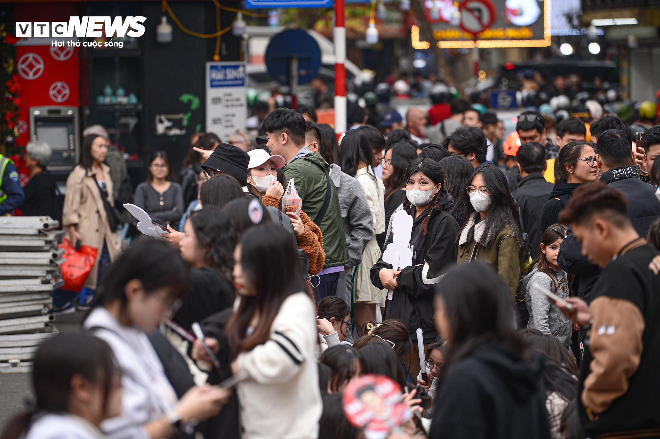 Giới trẻ xuống phố từ trưa chờ xem countdown và pháo hoa chào năm mới 2025 - 2