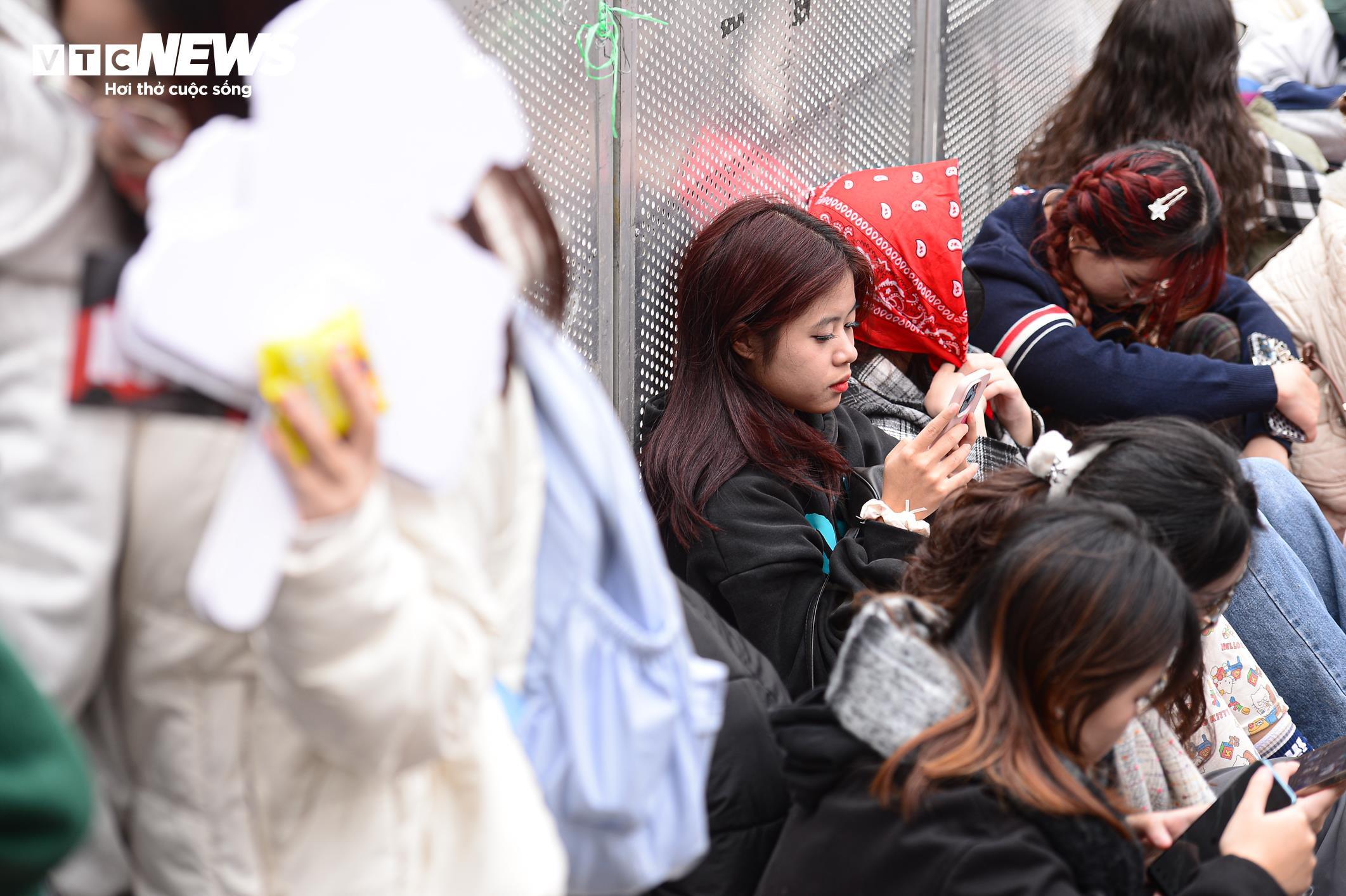 Giới trẻ xuống phố từ trưa chờ xem countdown và pháo hoa chào năm mới 2025 - 5