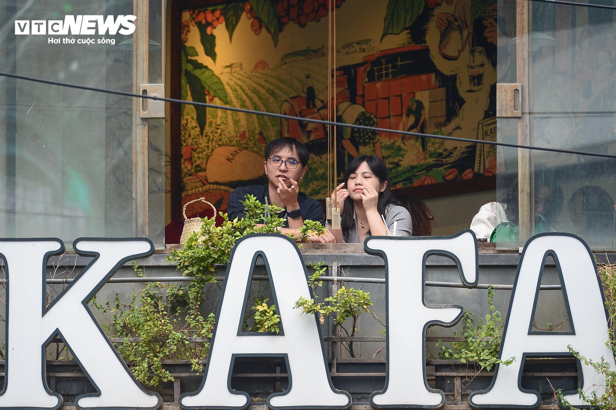 Giới trẻ xuống phố từ trưa chờ xem countdown và pháo hoa chào năm mới 2025 - 13