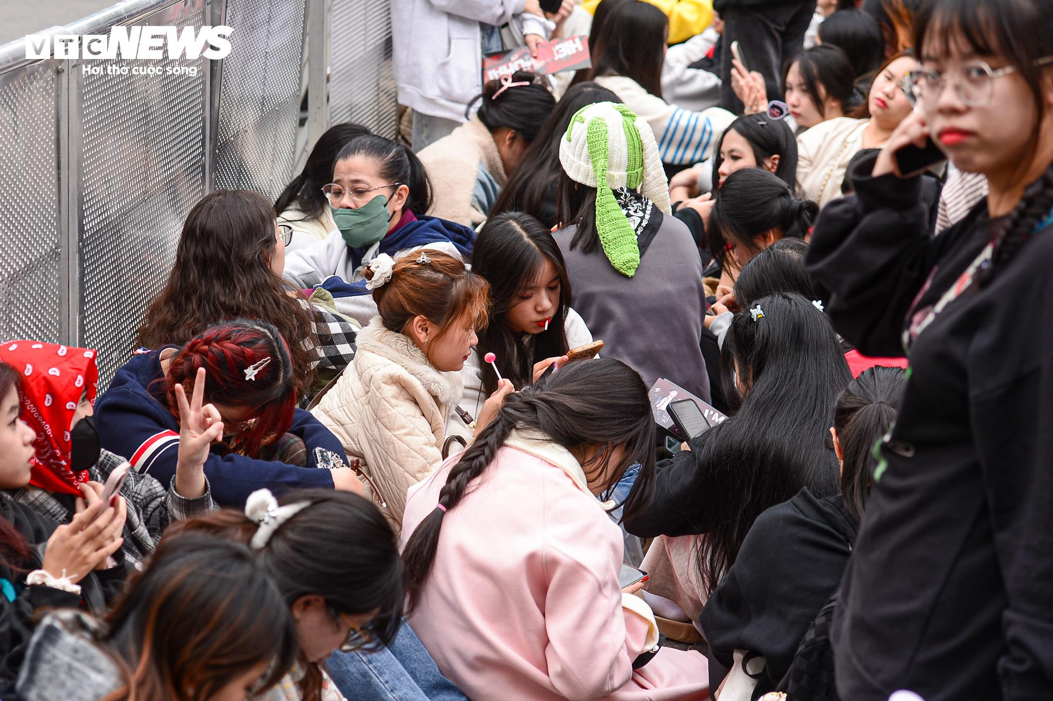 Giới trẻ xuống phố từ trưa chờ xem countdown và pháo hoa chào năm mới 2025 - 4