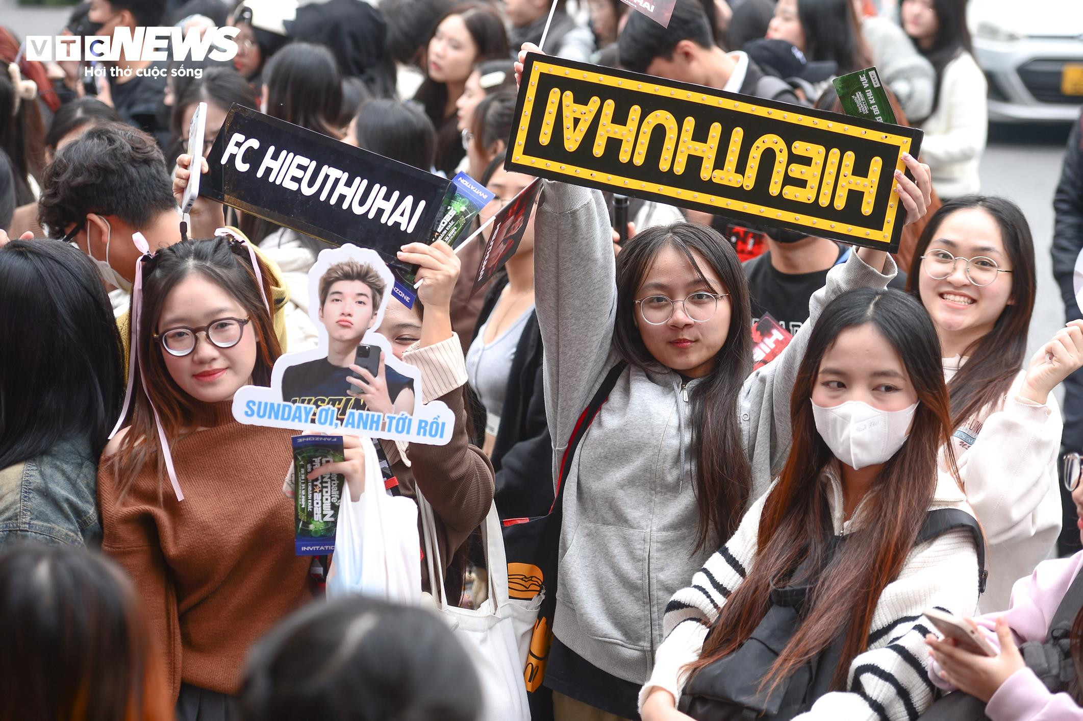 Giới trẻ xuống phố từ trưa chờ xem countdown và pháo hoa chào năm mới 2025 - 3