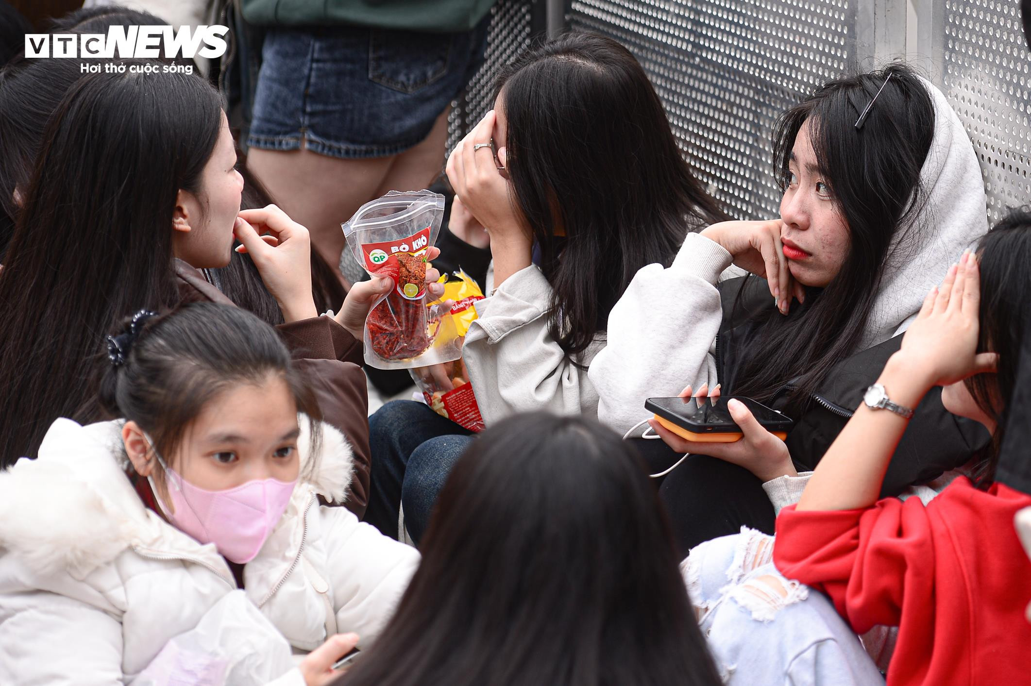 Giới trẻ xuống phố từ trưa chờ xem countdown và pháo hoa chào năm mới 2025 - 6