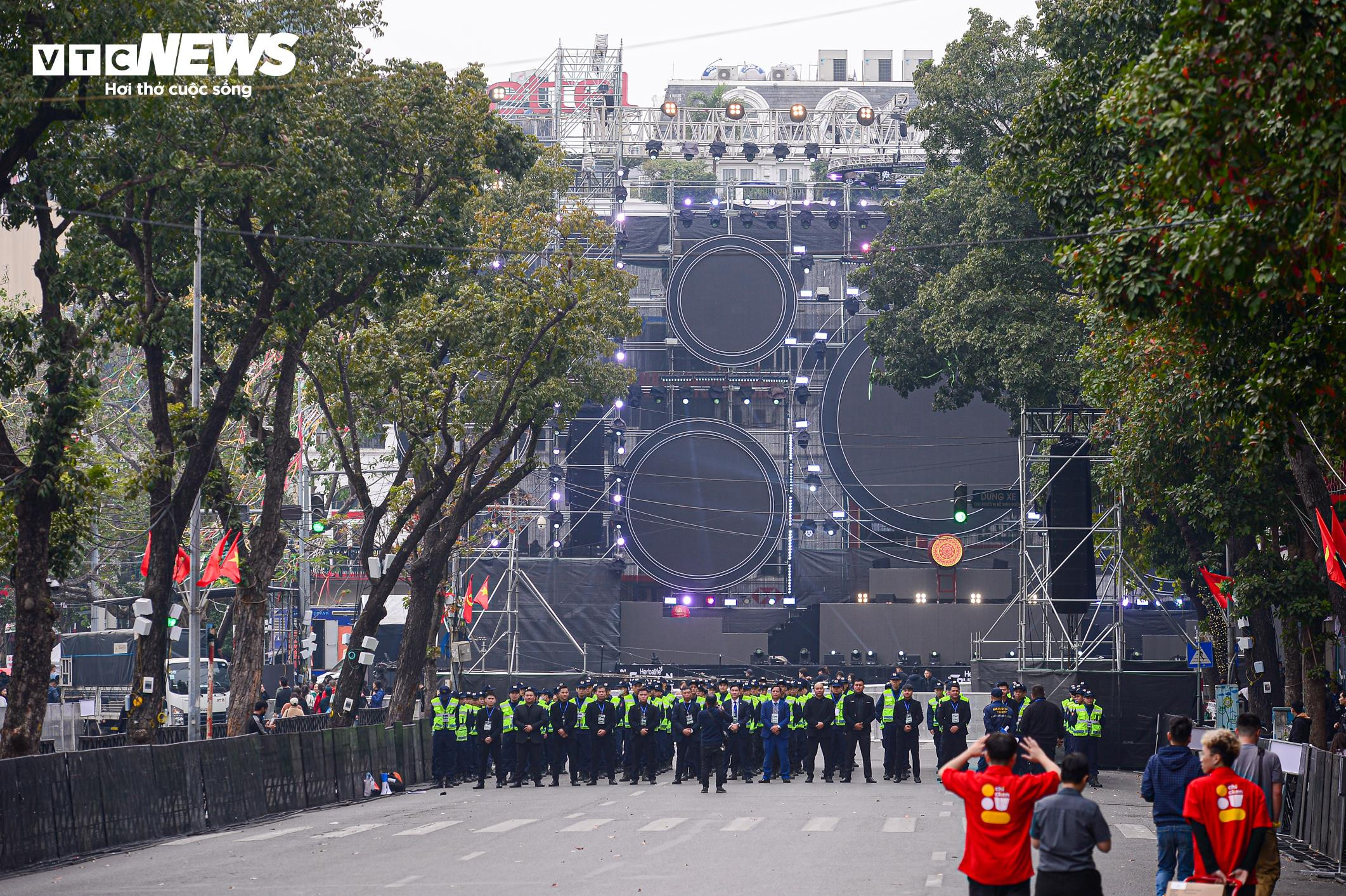 Giới trẻ xuống phố từ trưa chờ xem countdown và pháo hoa chào năm mới 2025 - 1