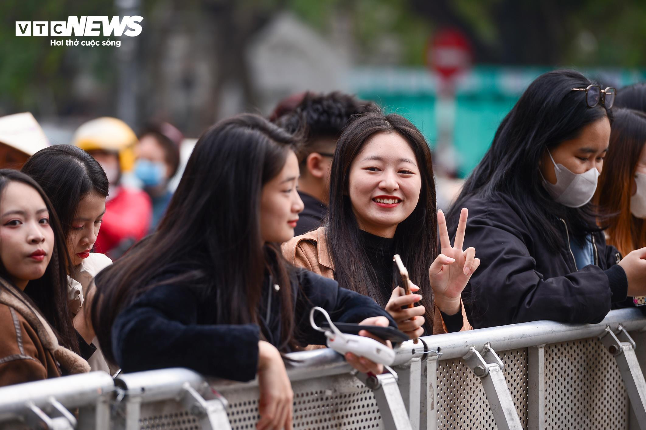 Giới trẻ xuống phố từ trưa chờ xem countdown và pháo hoa chào năm mới 2025 - 7