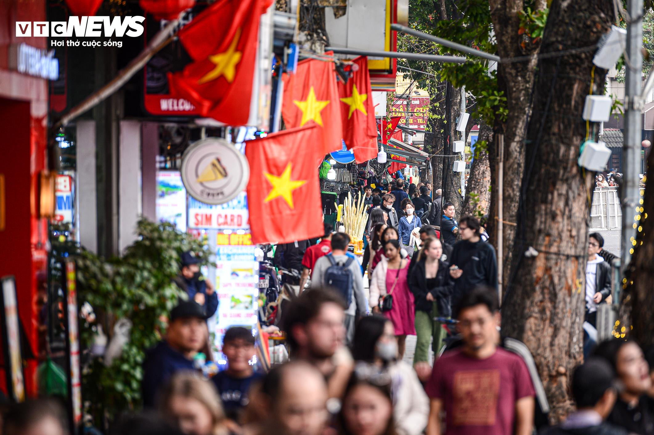 Giới trẻ xuống phố từ trưa chờ xem countdown và pháo hoa chào năm mới 2025 - 16