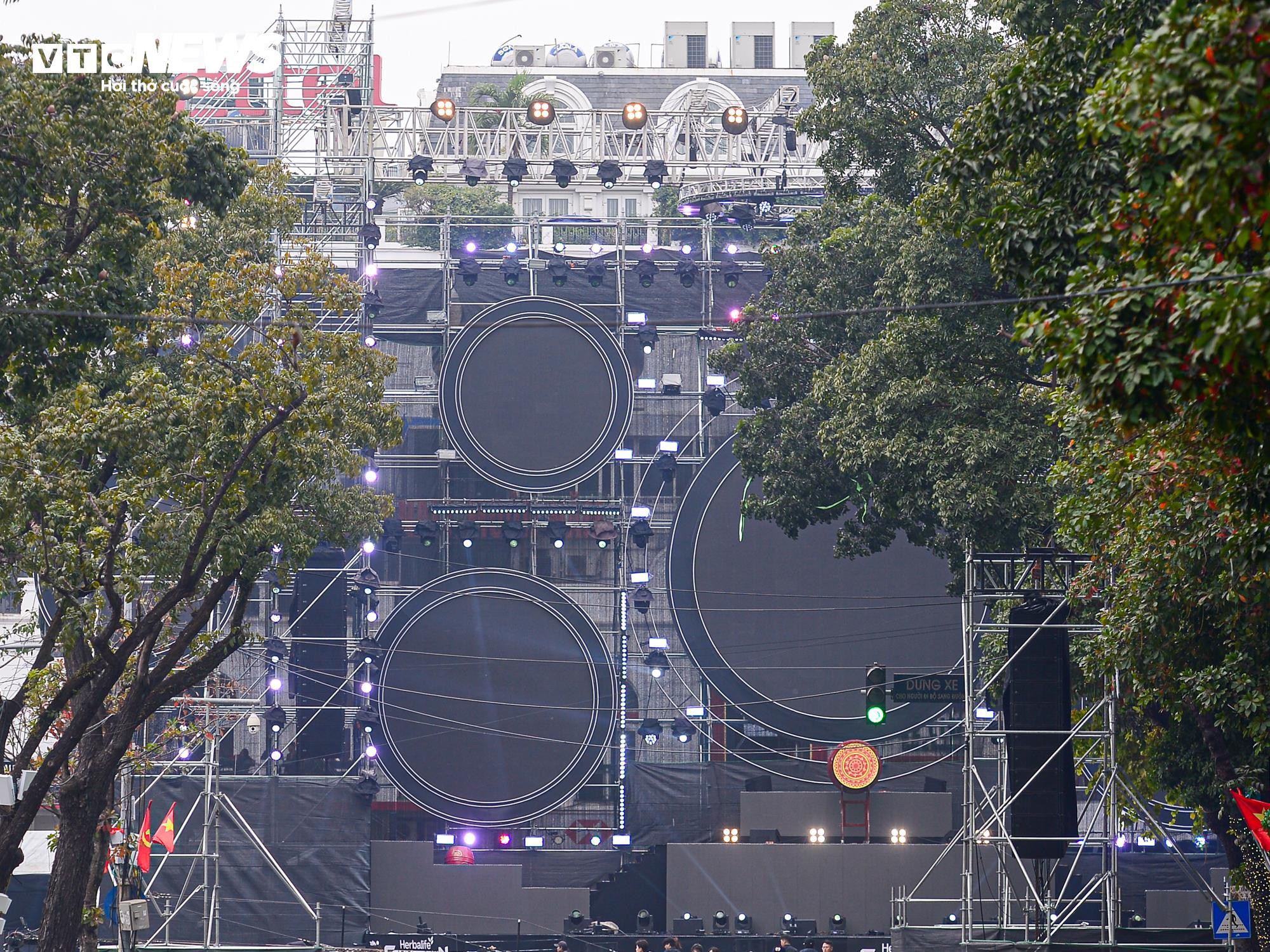 Giới trẻ xuống phố từ trưa chờ xem countdown và pháo hoa chào năm mới 2025 - 14