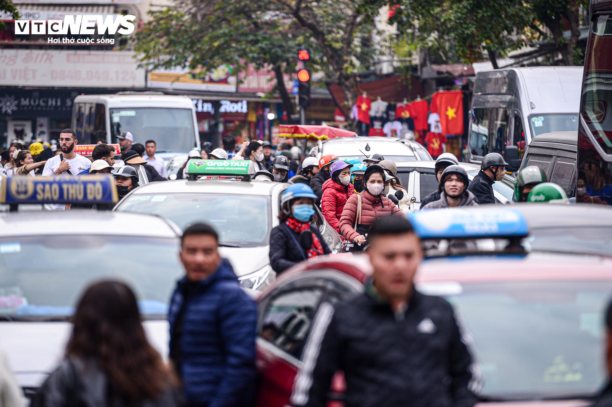 Giới trẻ xuống phố từ trưa chờ xem countdown và pháo hoa chào năm mới 2025 - 11