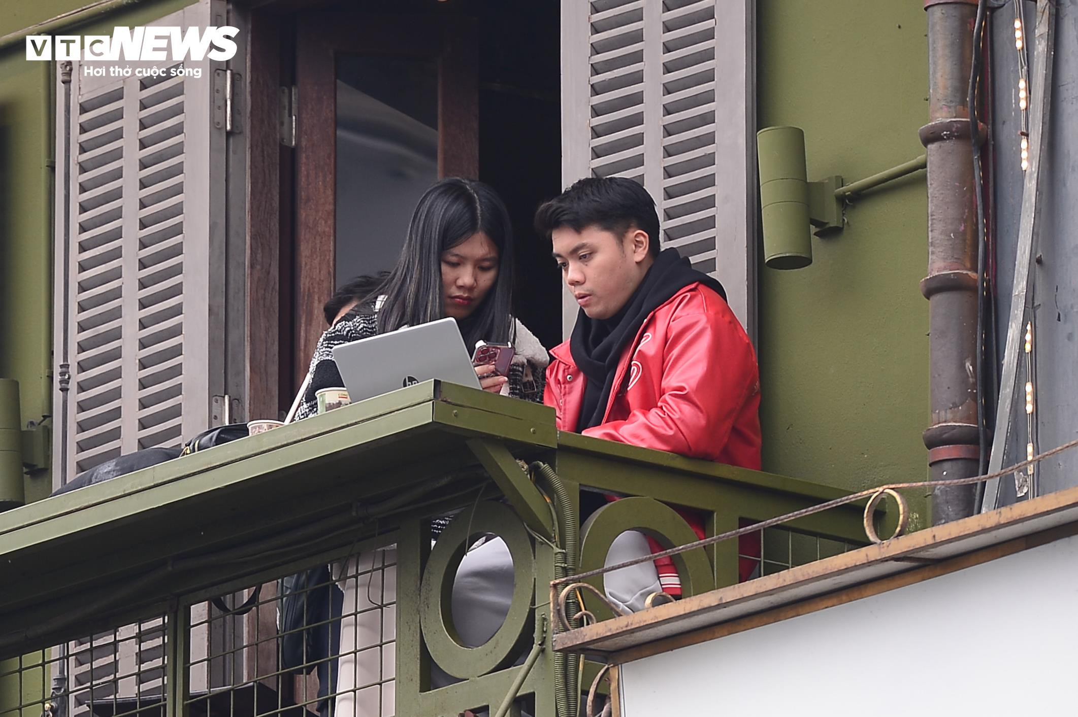 Giới trẻ xuống phố từ trưa chờ xem countdown và pháo hoa chào năm mới 2025 - 12