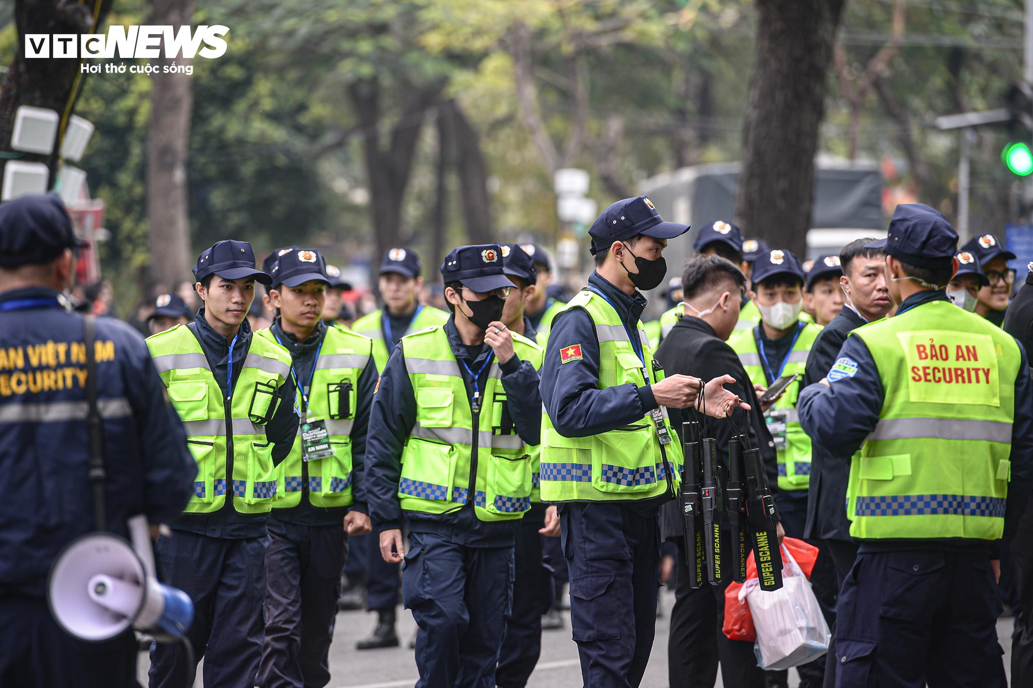 Giới trẻ xuống phố từ trưa chờ xem countdown và pháo hoa chào năm mới 2025 - 15