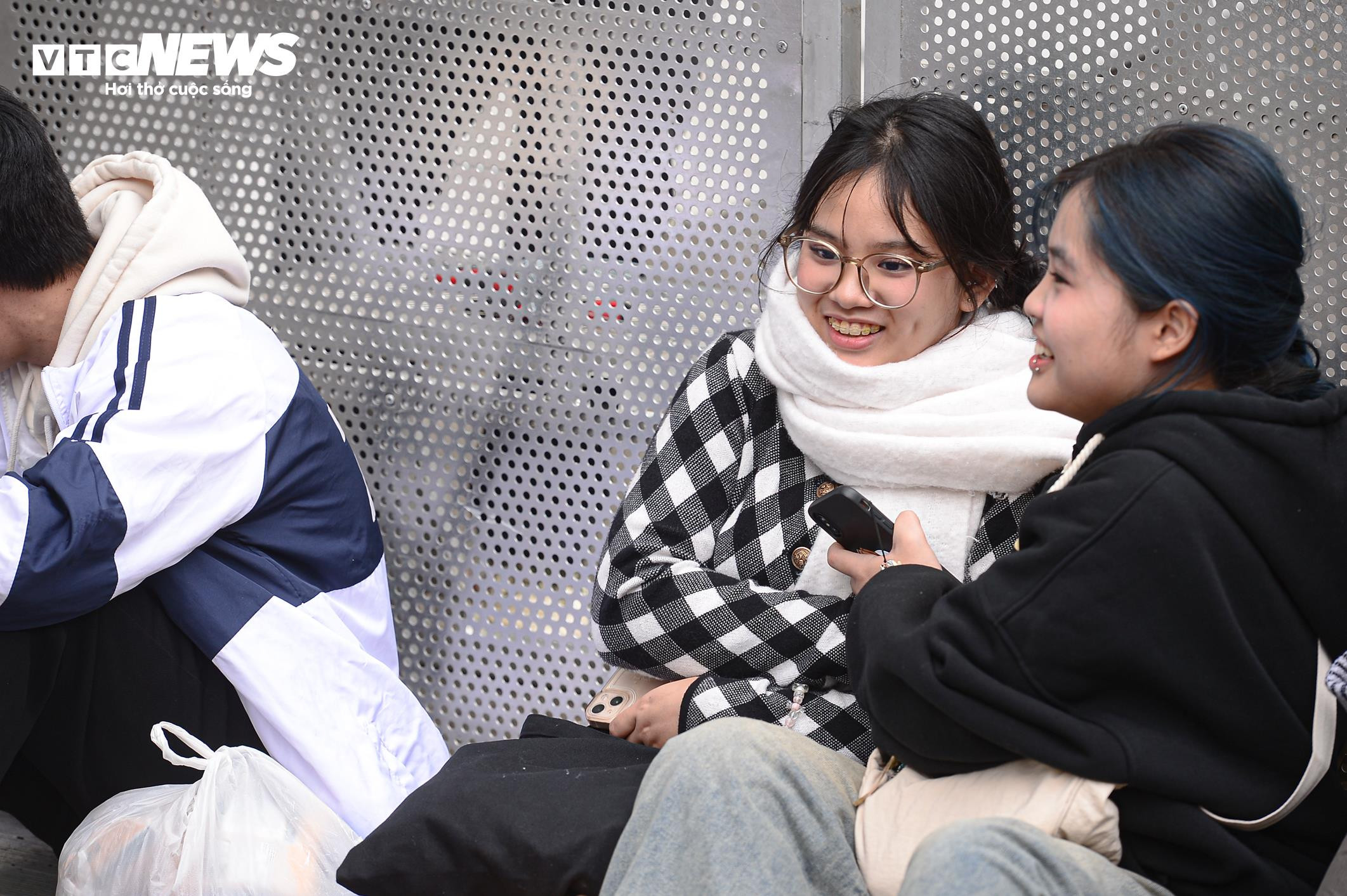 Giới trẻ xuống phố từ trưa chờ xem countdown và pháo hoa chào năm mới 2025 - 8