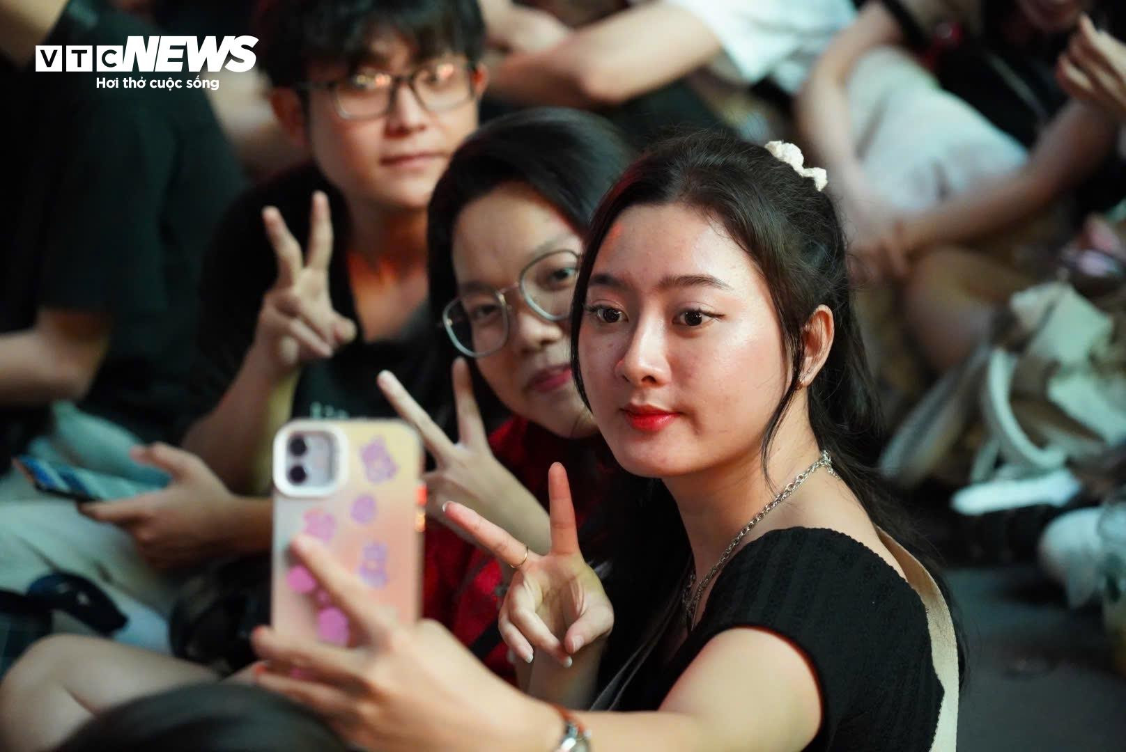 Biển người ùn ùn đổ về trung tâm TP.HCM chờ xem pháo hoa đón năm mới - 3