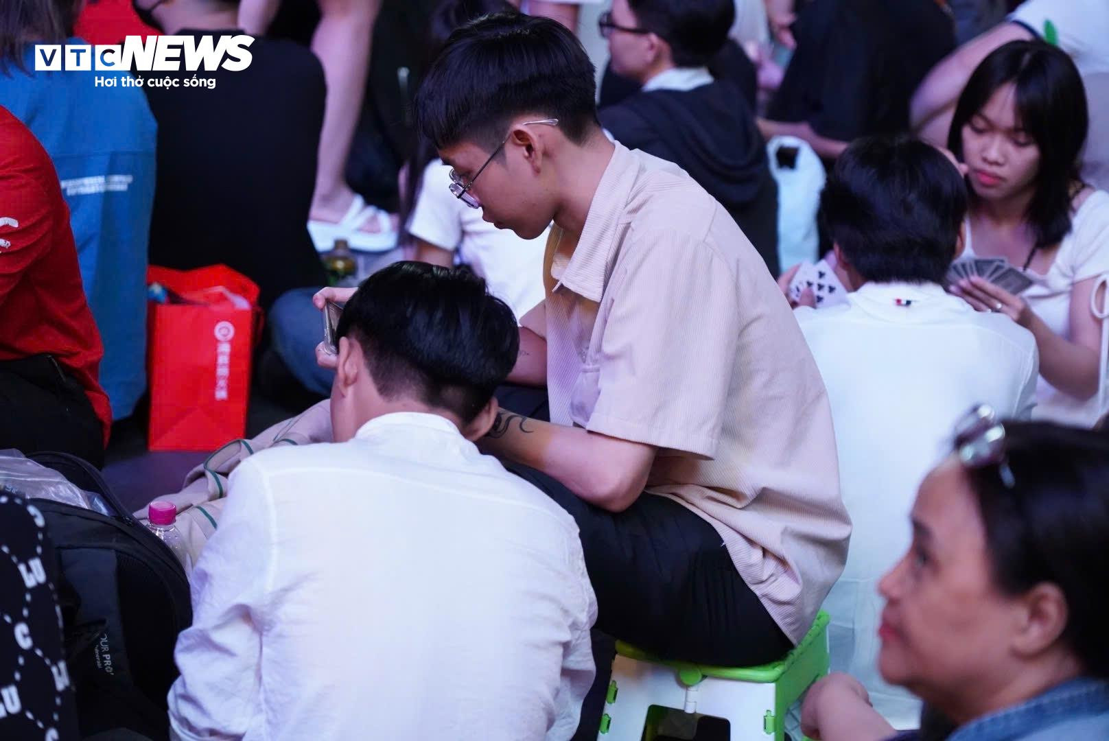 Biển người ùn ùn đổ về trung tâm TP.HCM chờ xem pháo hoa đón năm mới - 4