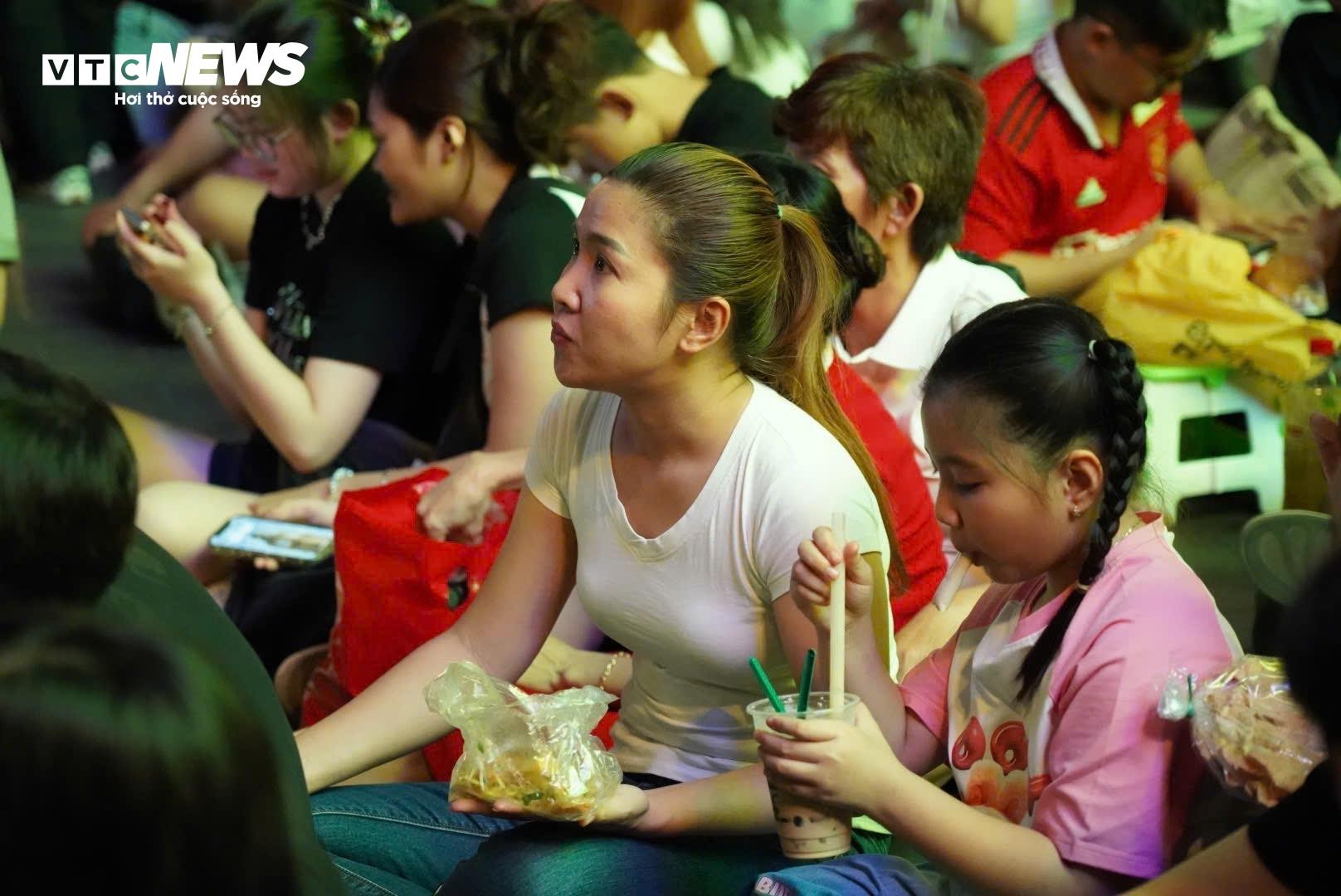 Biển người ùn ùn đổ về trung tâm TP.HCM chờ xem pháo hoa đón năm mới - 6