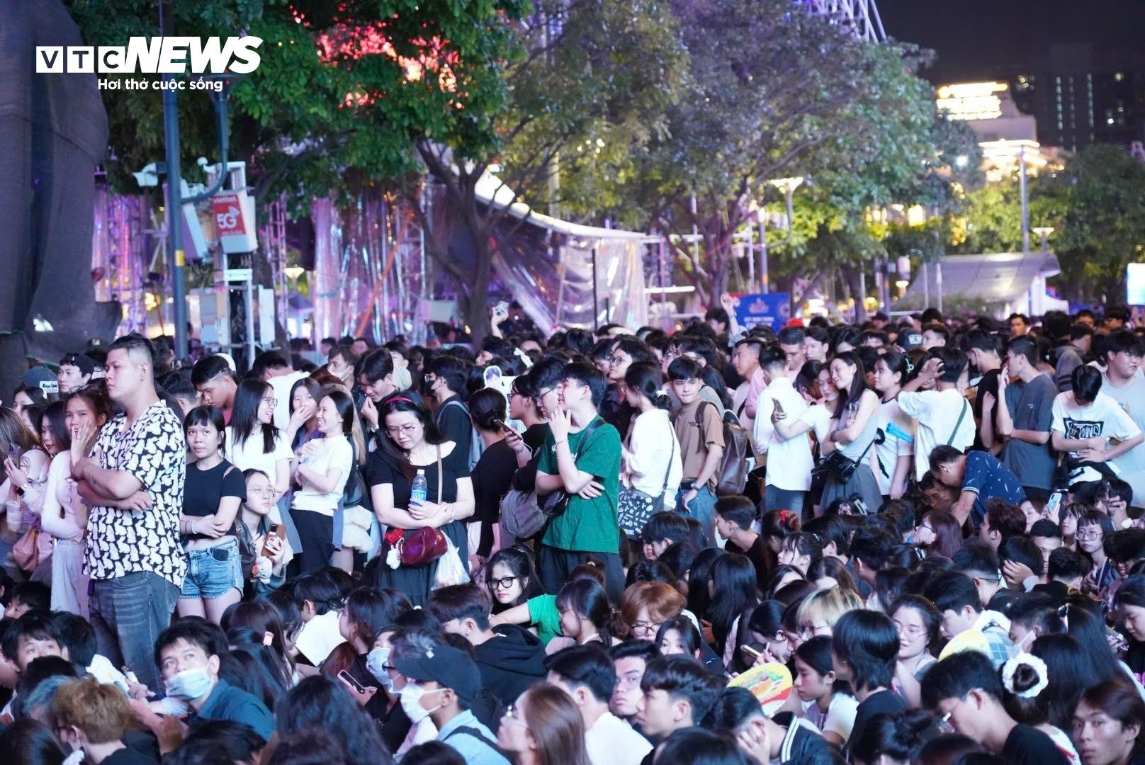 Biển người ùn ùn đổ về trung tâm TP.HCM chờ xem pháo hoa đón năm mới - 12