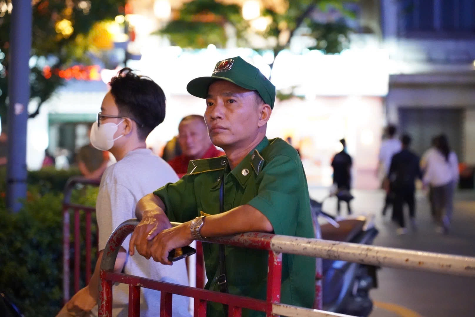 Biển người ùn ùn đổ về trung tâm TP.HCM chờ xem pháo hoa đón năm mới - 15