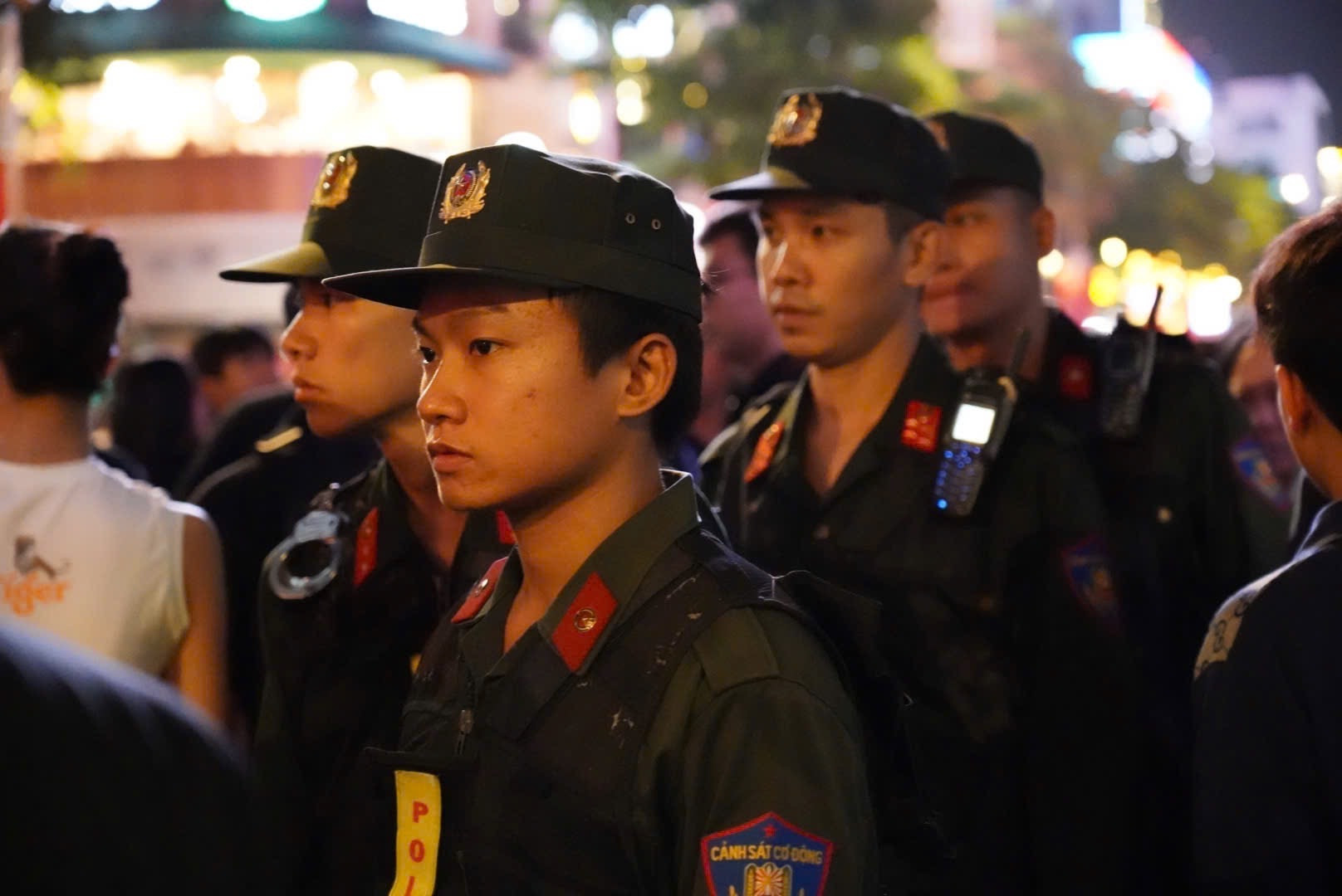 Biển người ùn ùn đổ về trung tâm TP.HCM chờ xem pháo hoa đón năm mới - 14