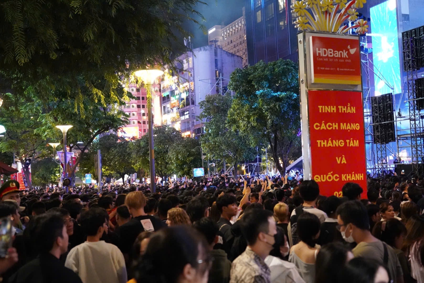 Biển người ùn ùn đổ về trung tâm TP.HCM chờ xem pháo hoa đón năm mới - 10