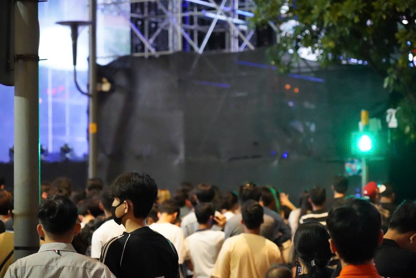 Biển người ùn ùn đổ về trung tâm TP.HCM chờ xem pháo hoa đón năm mới - 9