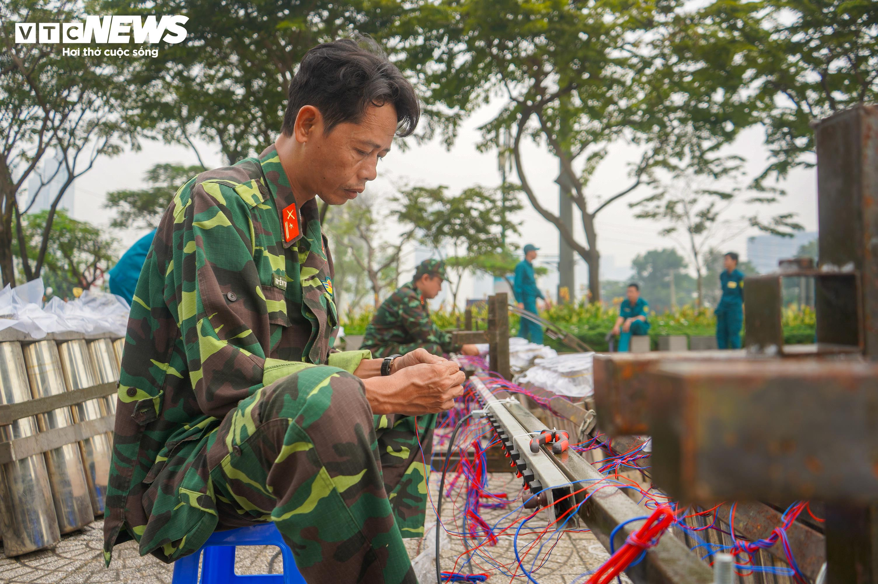 Trận địa pháo hoa ở TP.HCM trước giờ đón năm mới 2025 - 5