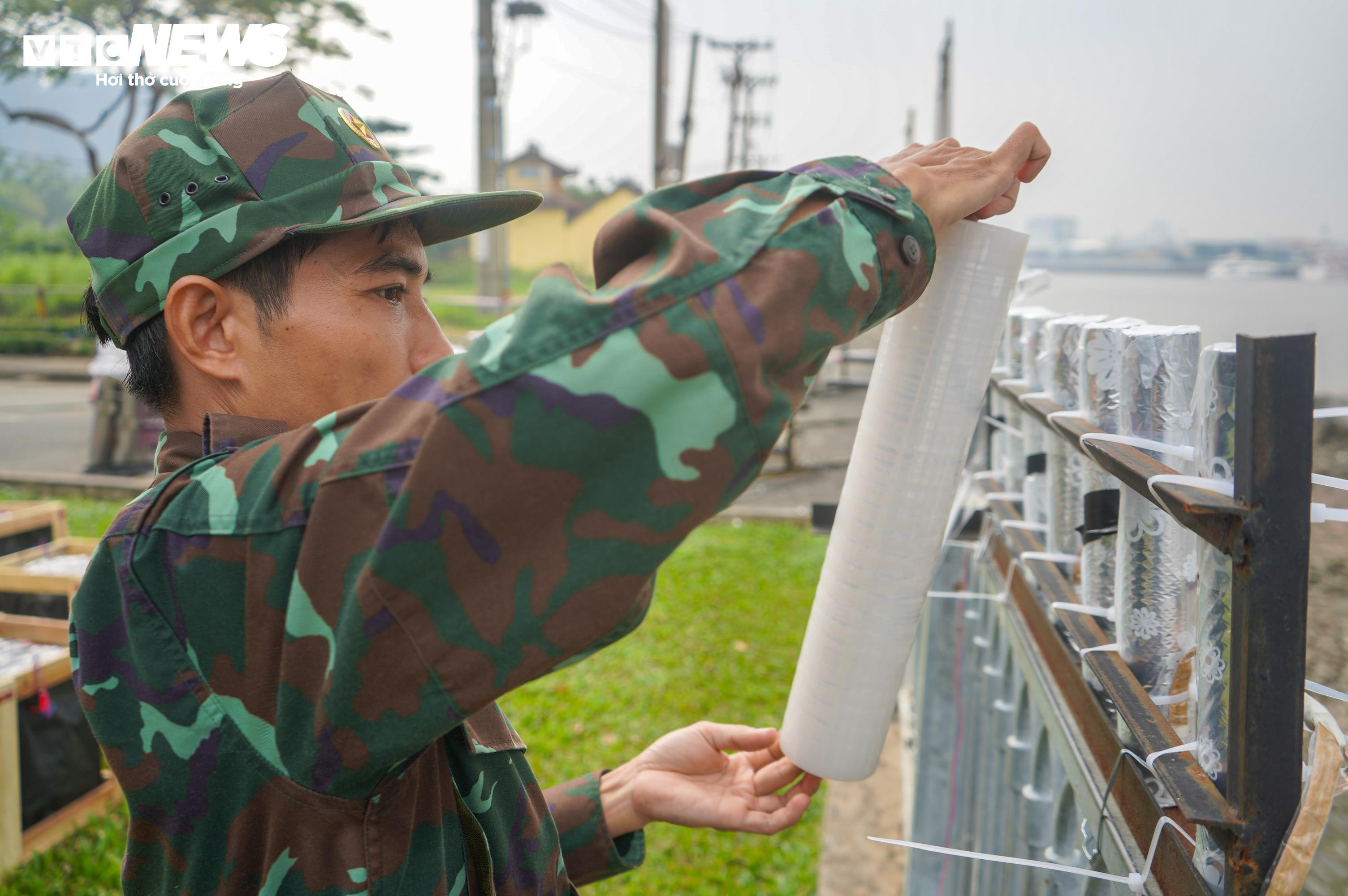 Trận địa pháo hoa ở TP.HCM trước giờ đón năm mới 2025 - 3