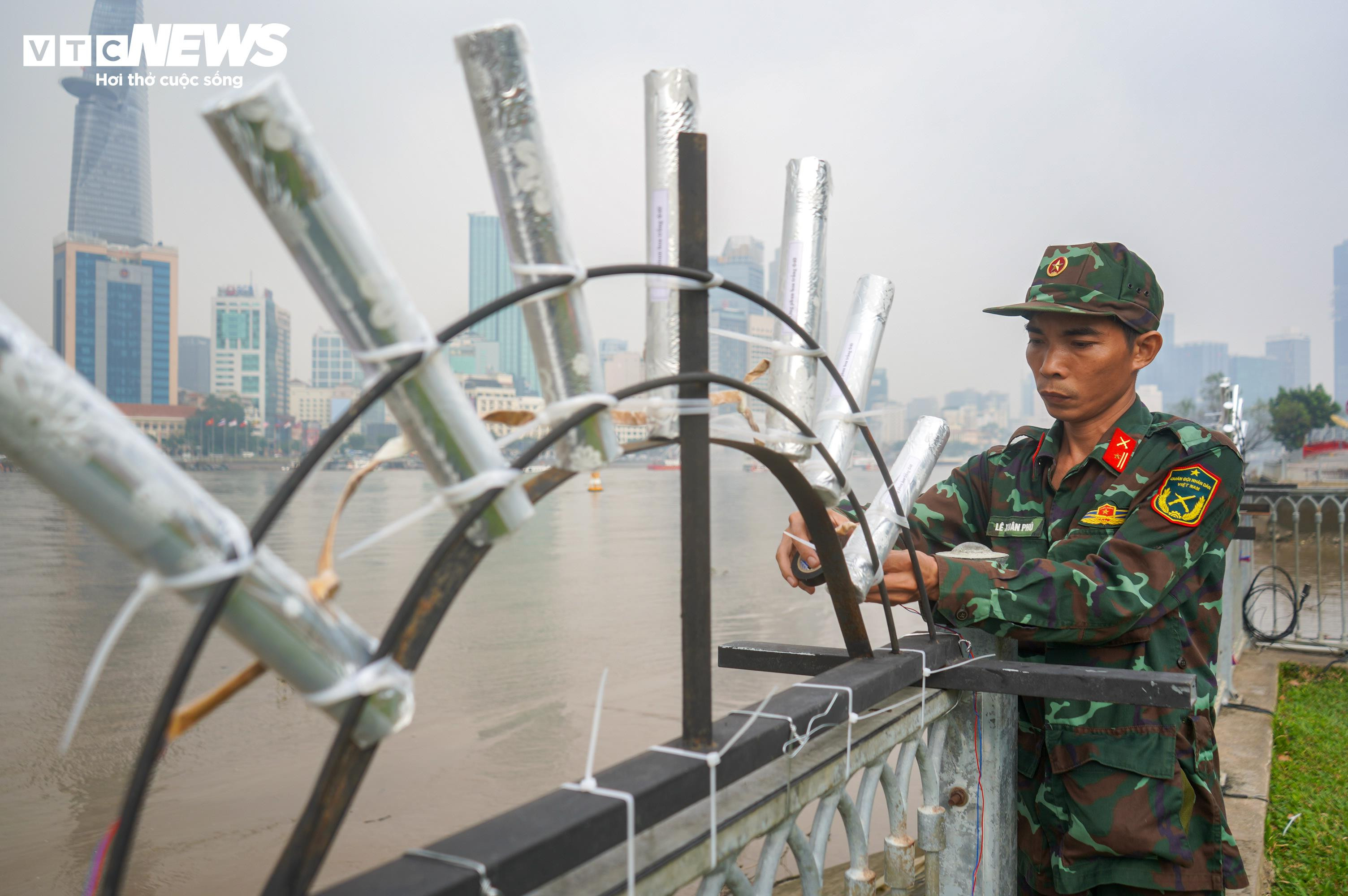 Trận địa pháo hoa ở TP.HCM trước giờ đón năm mới 2025 - 4