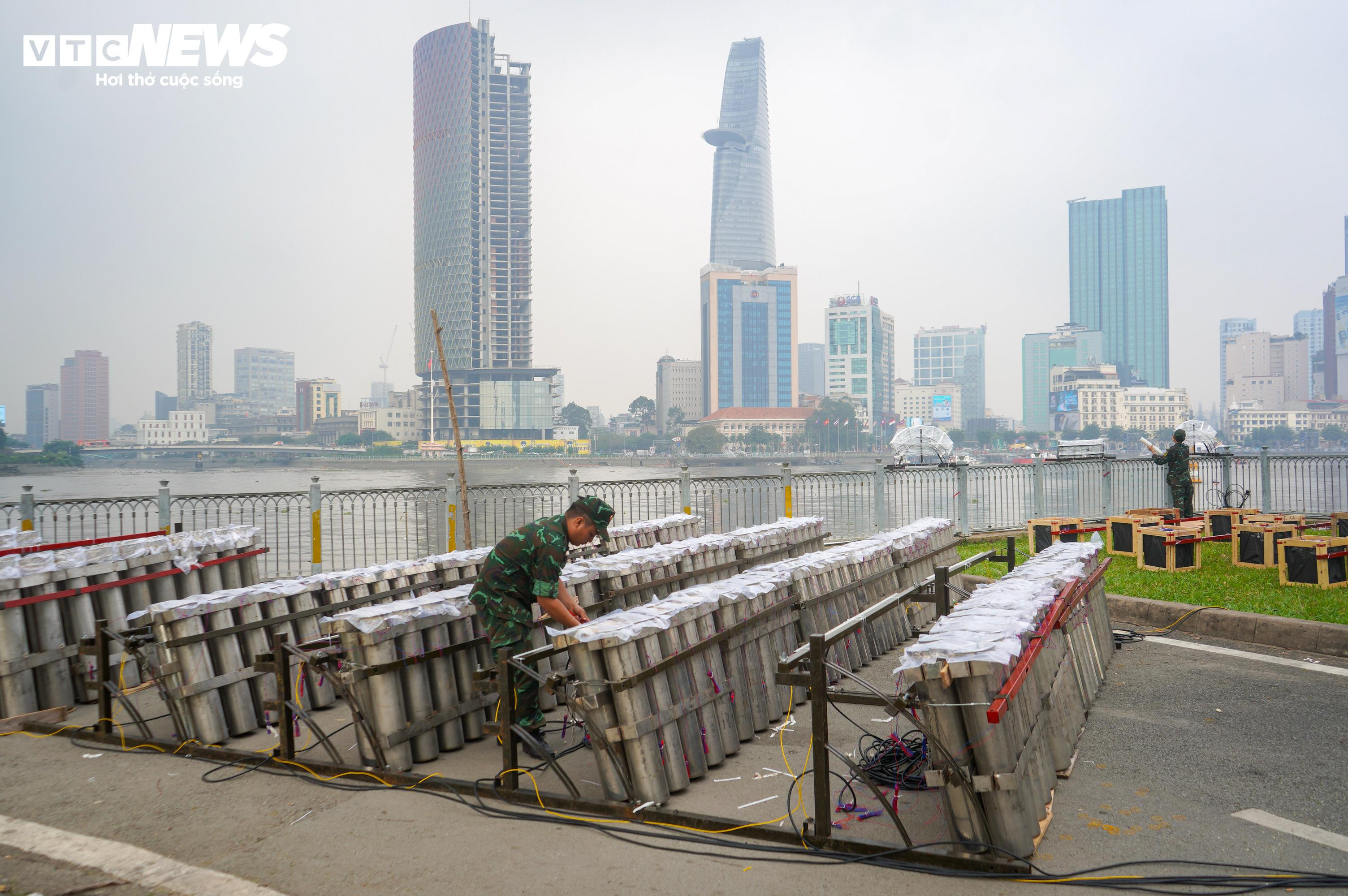 Trận địa pháo hoa ở TP.HCM trước giờ đón năm mới 2025 - 2