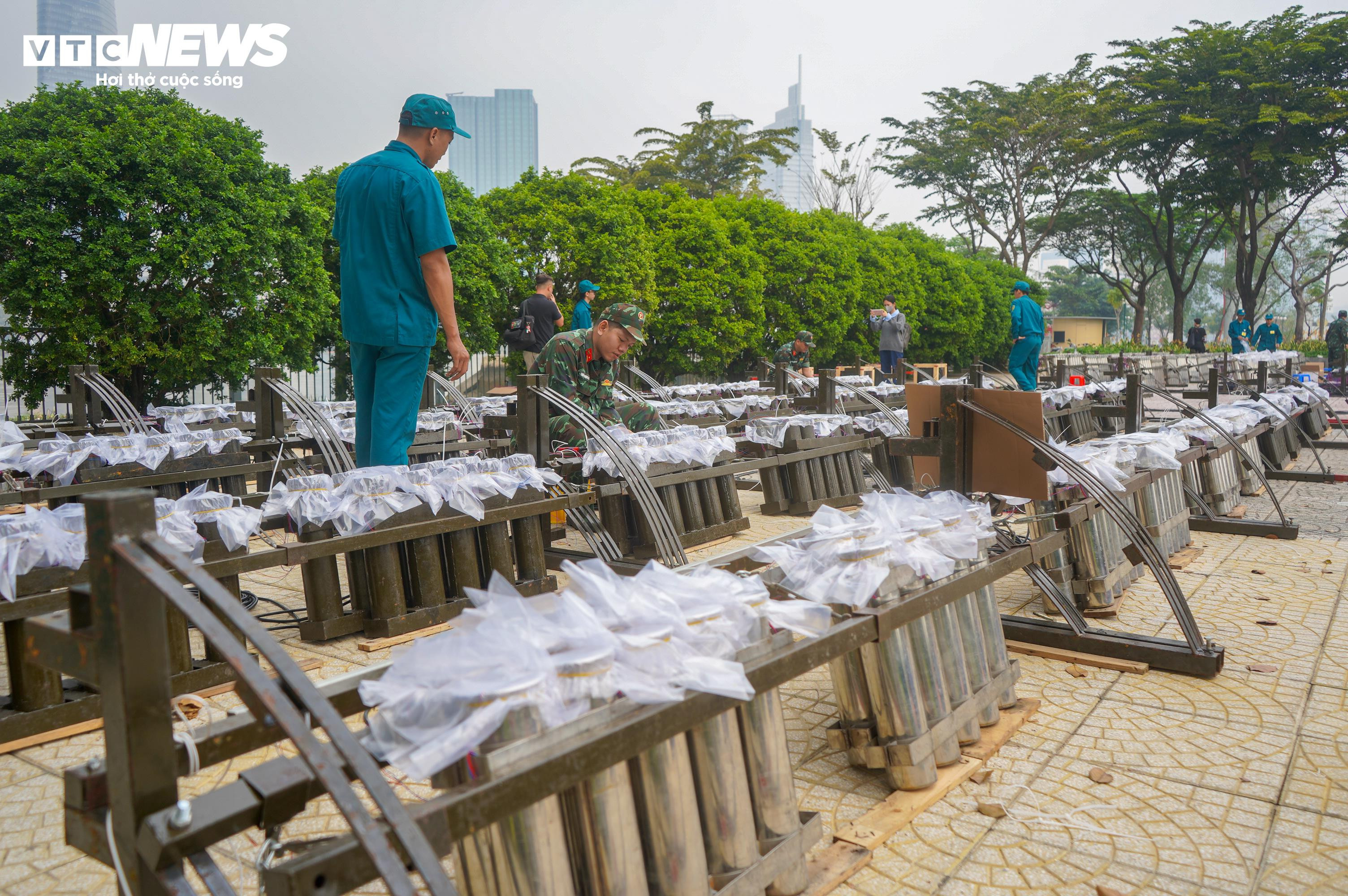 Trận địa pháo hoa ở TP.HCM trước giờ đón năm mới 2025 - 10