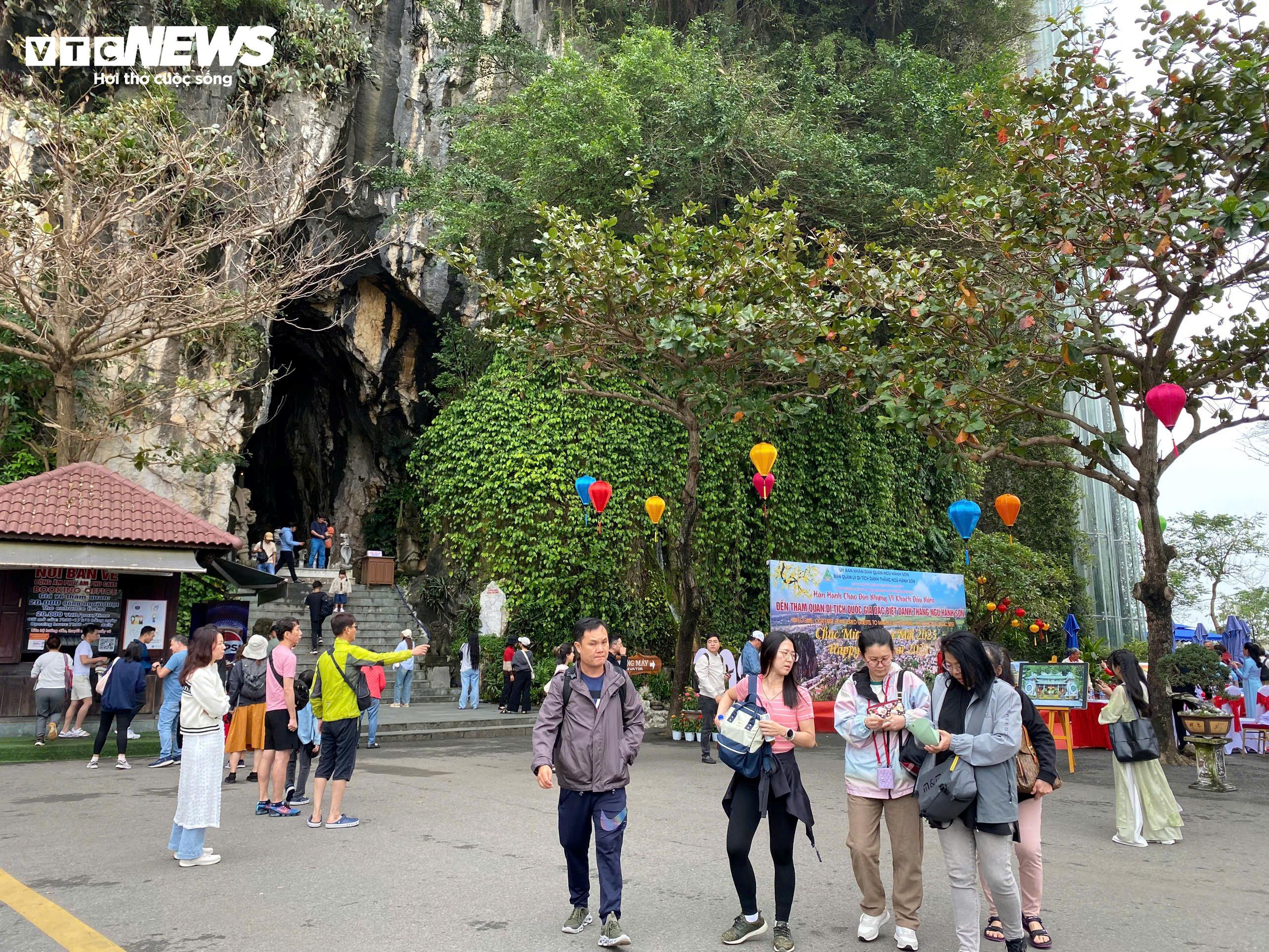 Du khách quốc tế nhộn nhịp lễ chùa, tham quan Đà Nẵng ngày đầu năm - 8