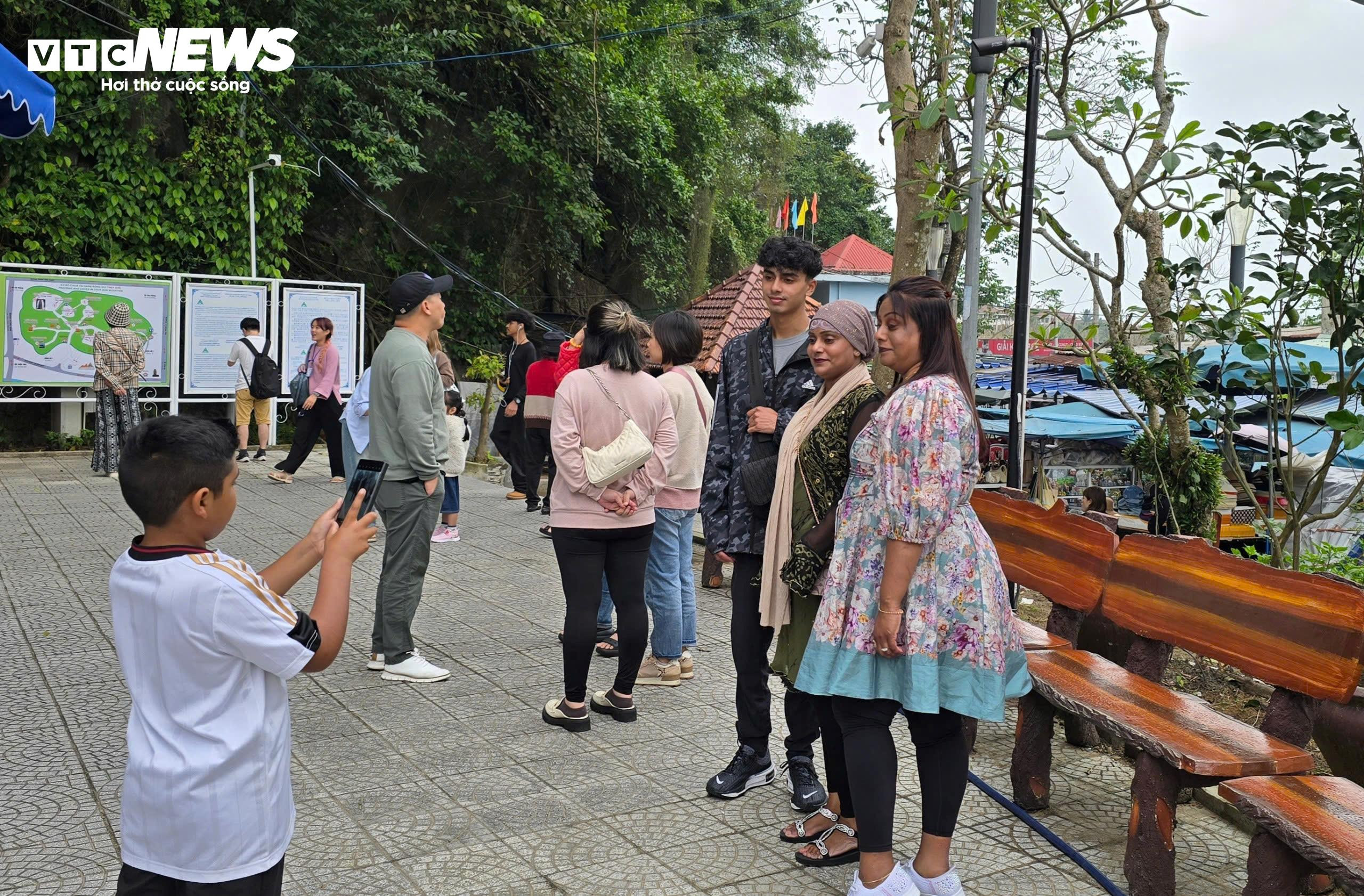 Du khách quốc tế nhộn nhịp lễ chùa, tham quan Đà Nẵng ngày đầu năm - 10