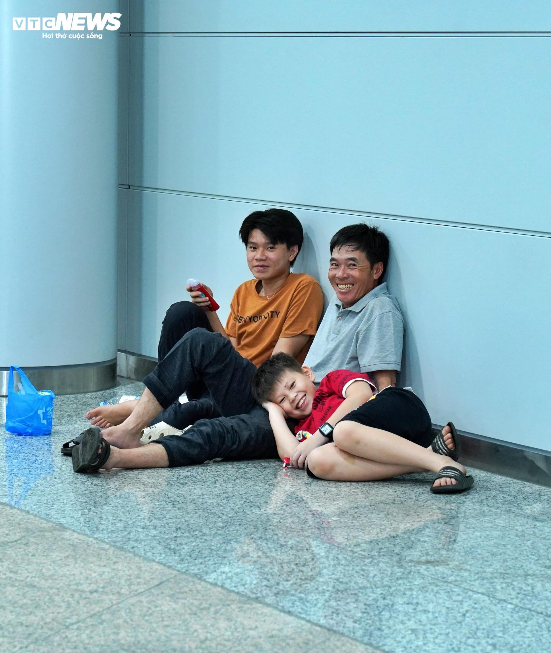 Chôn chân giữa biển người chờ lên tàu Metro TP.HCM - 13