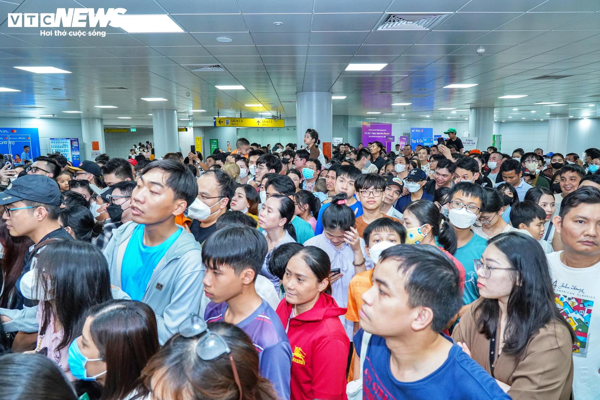 Chôn chân giữa biển người chờ lên tàu Metro TP.HCM - 1