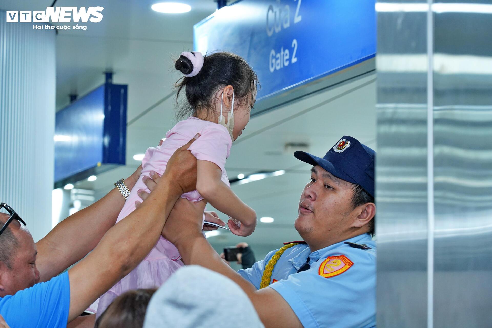 Chôn chân giữa biển người chờ lên tàu Metro TP.HCM - 9