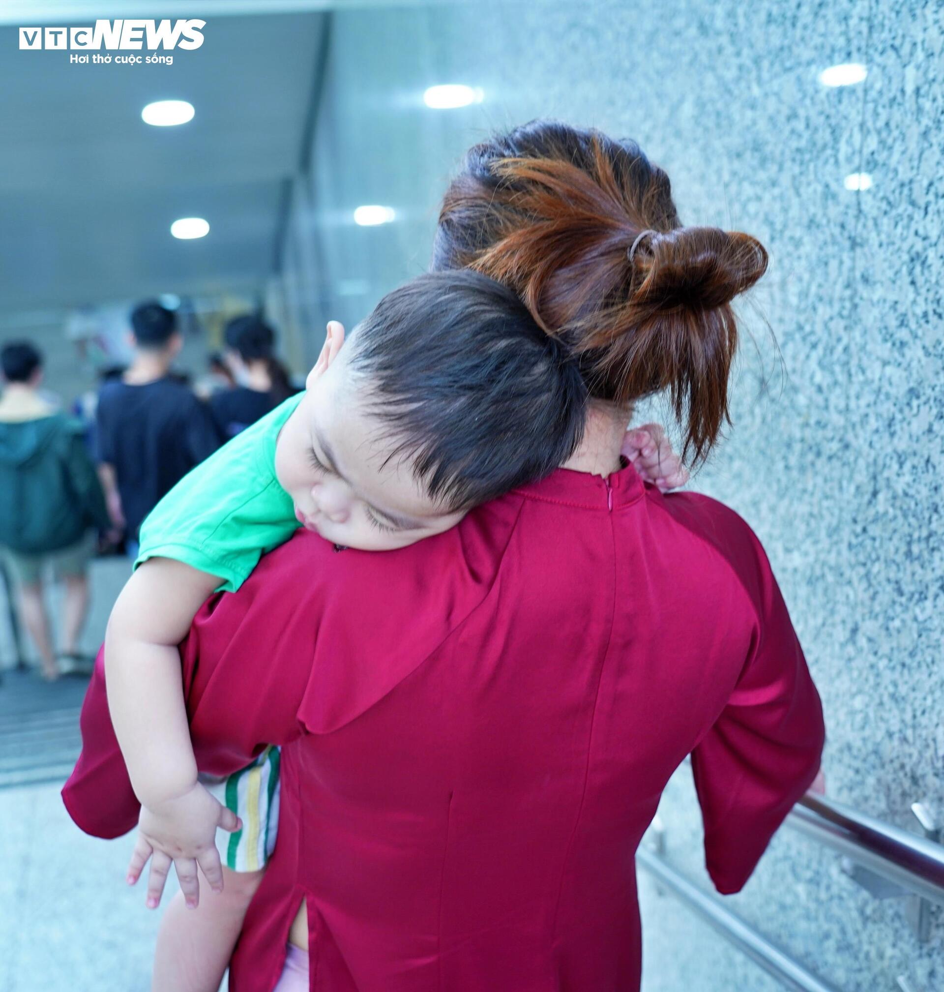 Chôn chân giữa biển người chờ lên tàu Metro TP.HCM - 5
