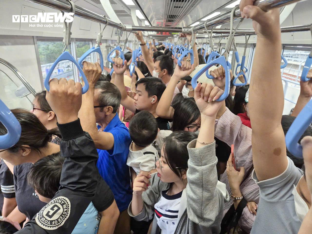 Chôn chân giữa biển người chờ lên tàu Metro TP.HCM - 17