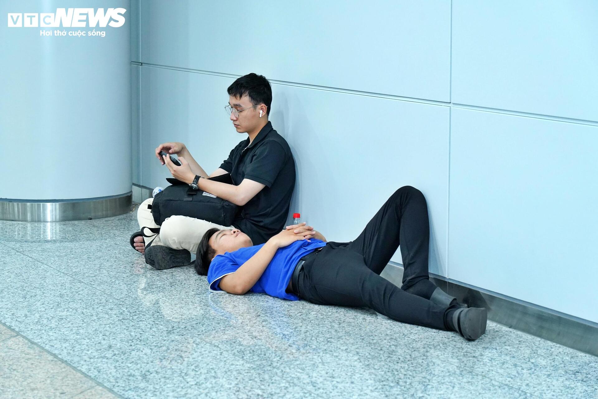 Chôn chân giữa biển người chờ lên tàu Metro TP.HCM - 14