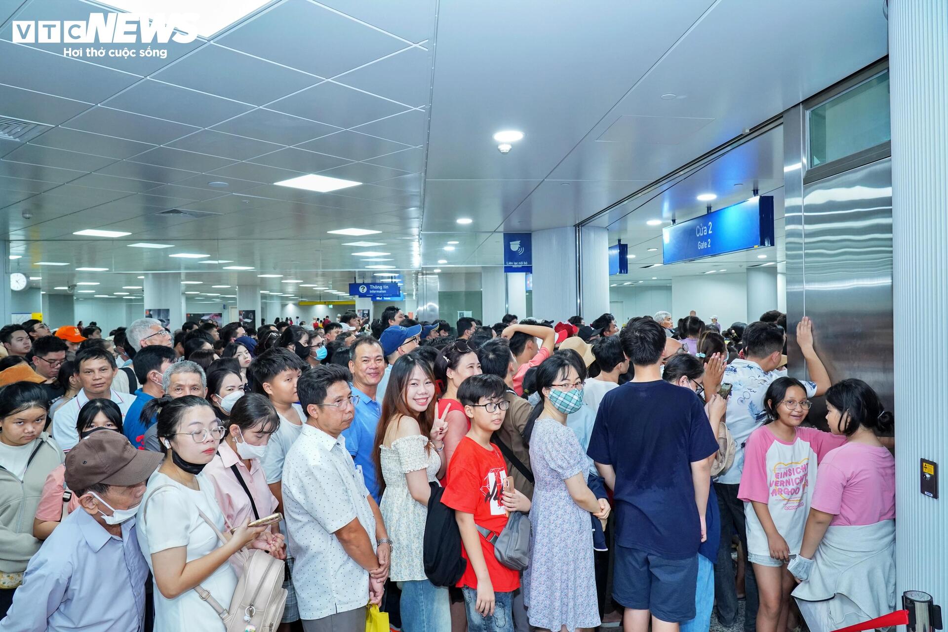 Chôn chân giữa biển người chờ lên tàu Metro TP.HCM - 2