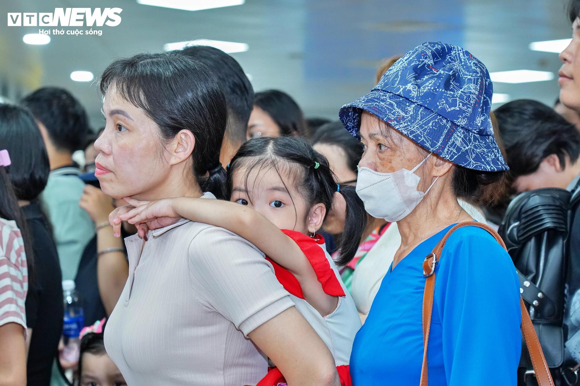 Chôn chân giữa biển người chờ lên tàu Metro TP.HCM - 4